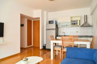 Hermoso monoambiente + vista jardin y pileta - Miniatura 6