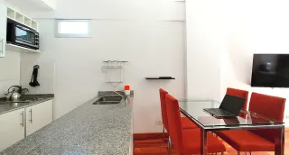 Amplio monoambiente con pileta climatizada, parrilla y seguridad - Miniatura 13
