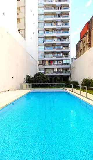 Amplio monoambiente con pileta climatizada, parrilla y seguridad - Miniatura 10
