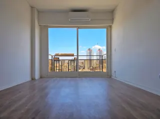 Piso 15 con Balcon. Espectacular Vista y luz! - Thumbnail 3