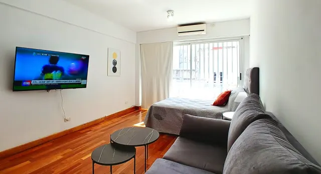 Amplio monoambiente con pileta climatizada, parrilla y seguridad - Miniatura 5