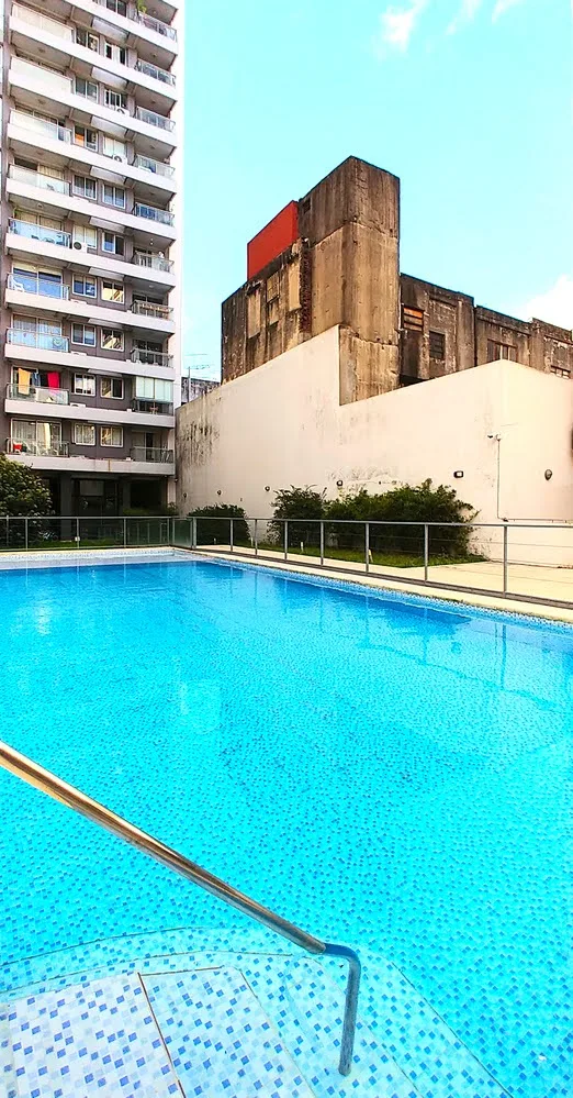 Amplio monoambiente con pileta climatizada, parrilla y seguridad - Miniatura 2