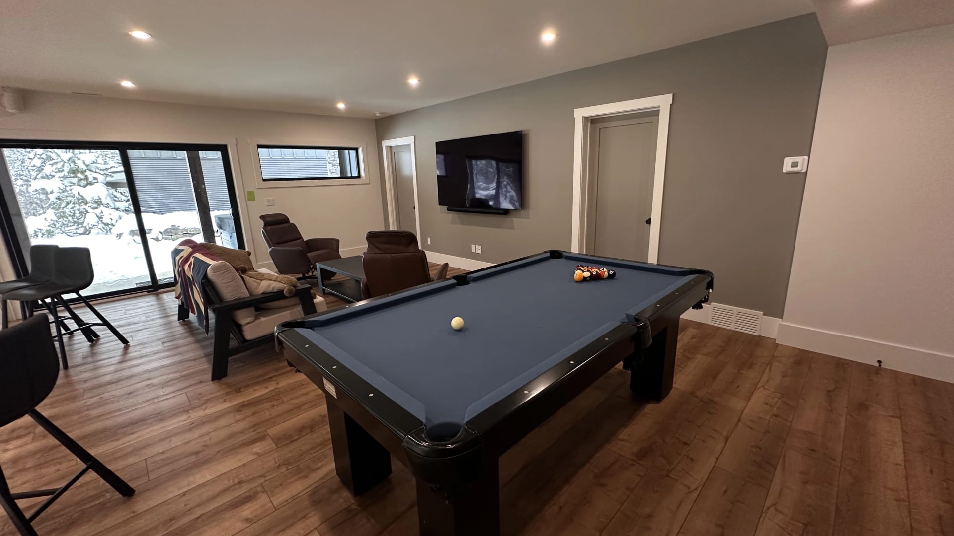 Recreation room with pool table
