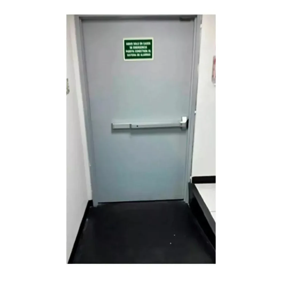 Imagen ilustrativa de la barra antipánico instalada en una puerta de emergencia.