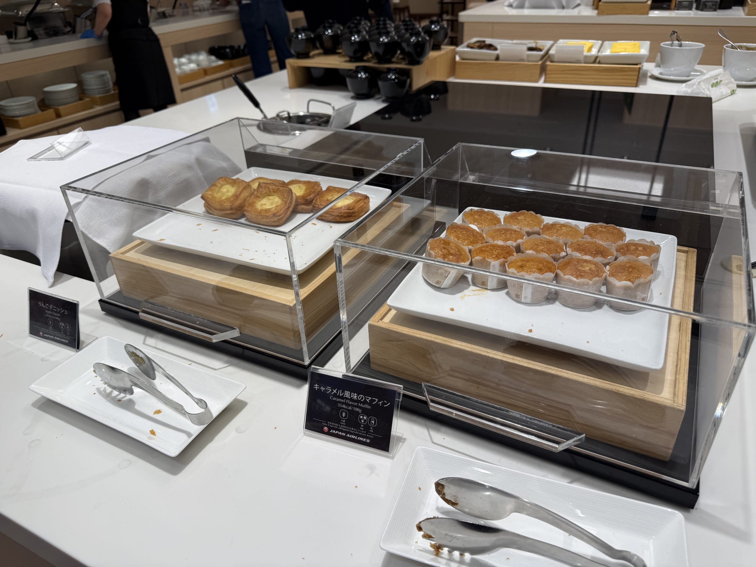 空港ラウンジに並ぶデニッシュとマフィン。