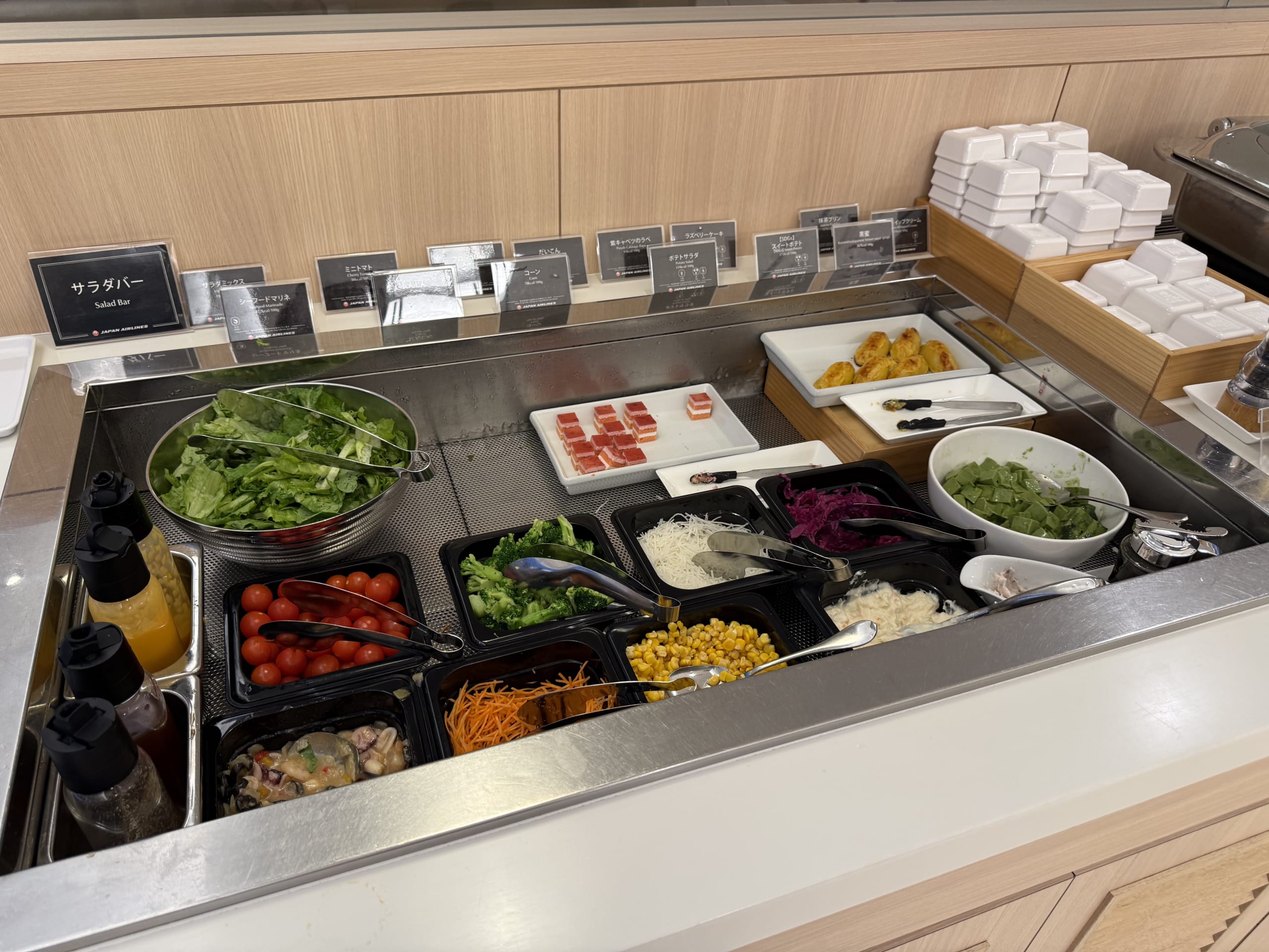 色鮮やかな野菜やデザートが並ぶラウンジのサラダバー。