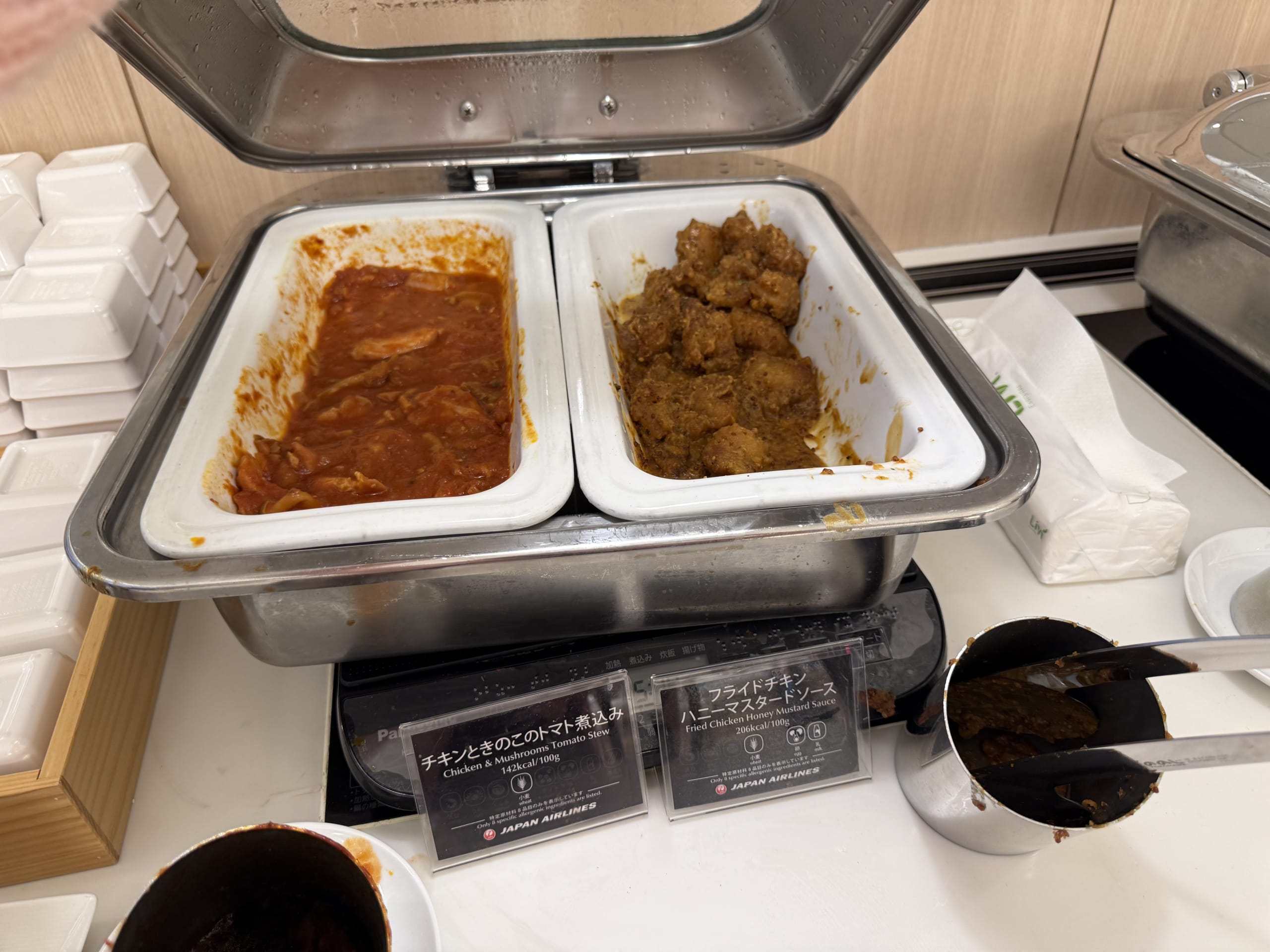 ラウンジのビュッフェに並ぶ2種類のチキン料理。