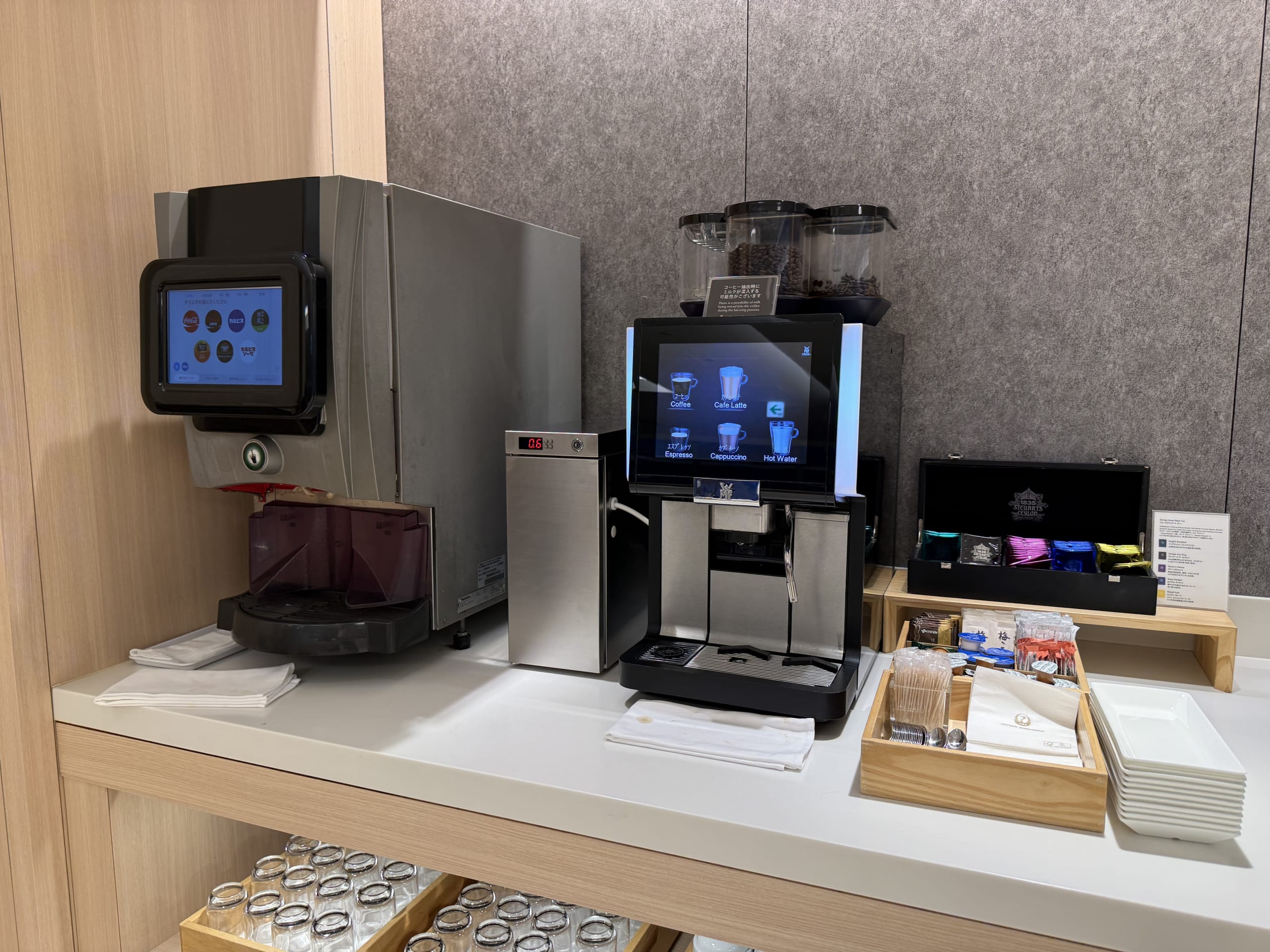 ラウンジのカウンターに並ぶコーヒーマシンとドリンクサーバー。