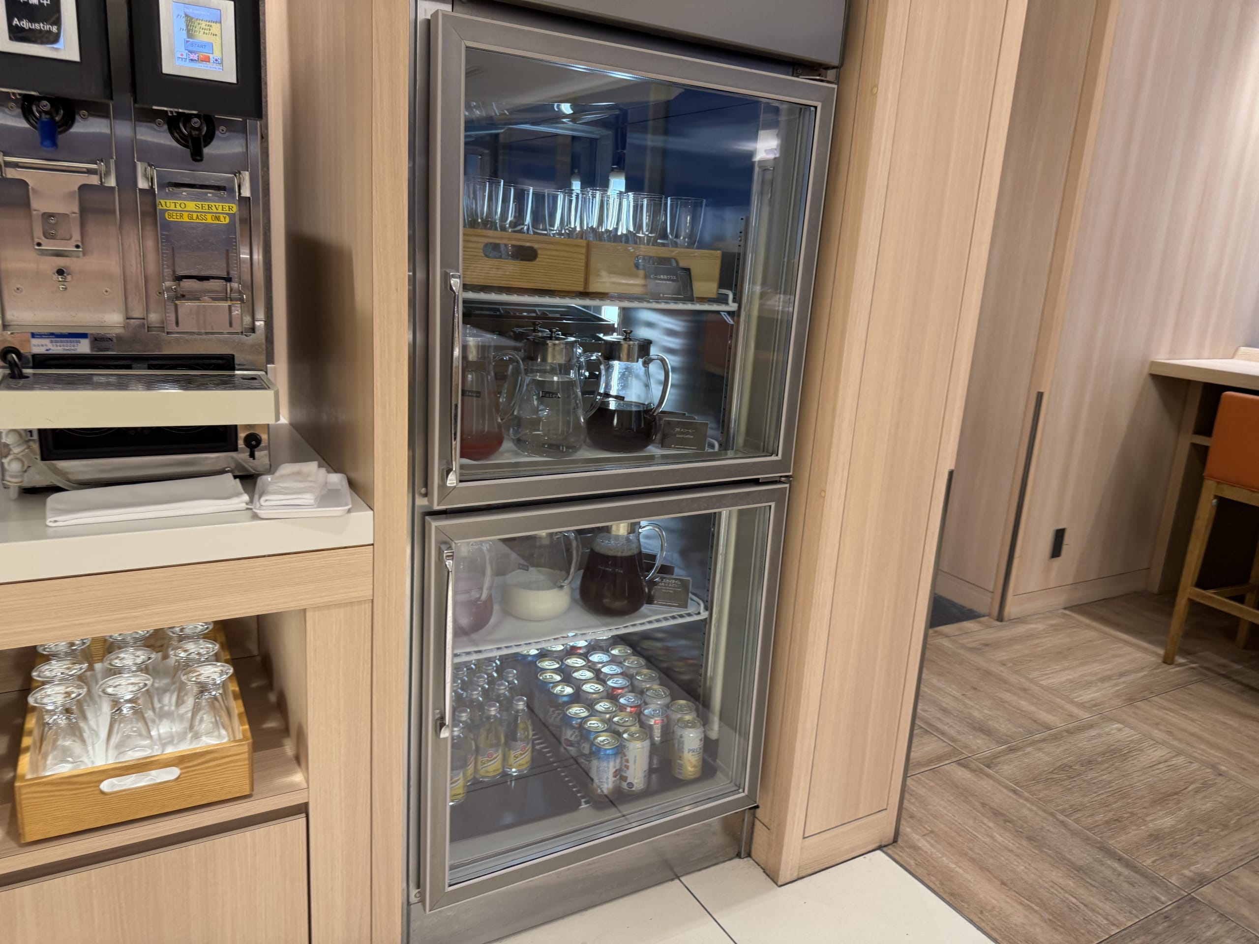 ラウンジの飲料コーナー。冷蔵庫とビールサーバー。