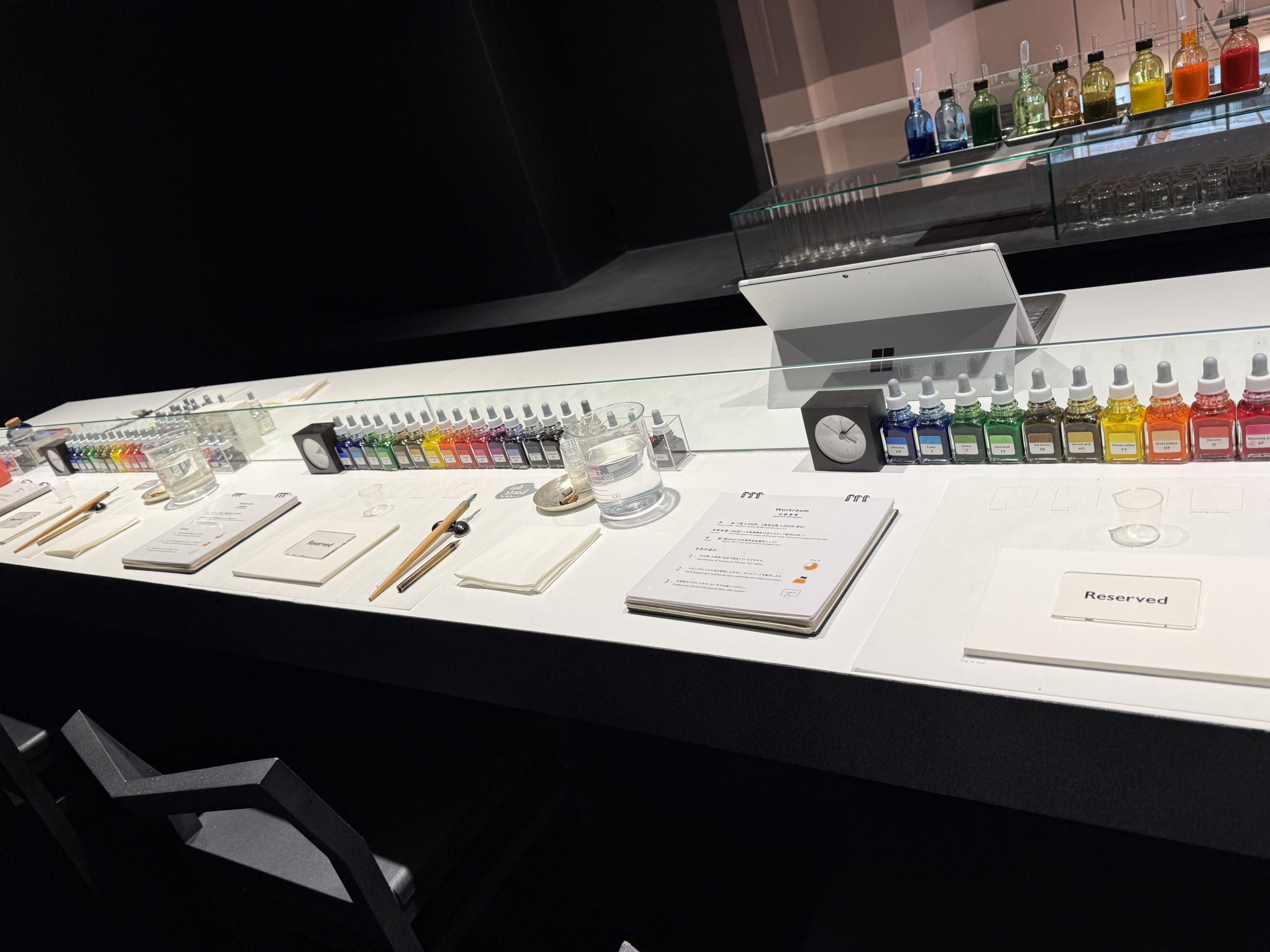 カキモリのインク調合ラボ。白い机にインク瓶と道具が並ぶ。