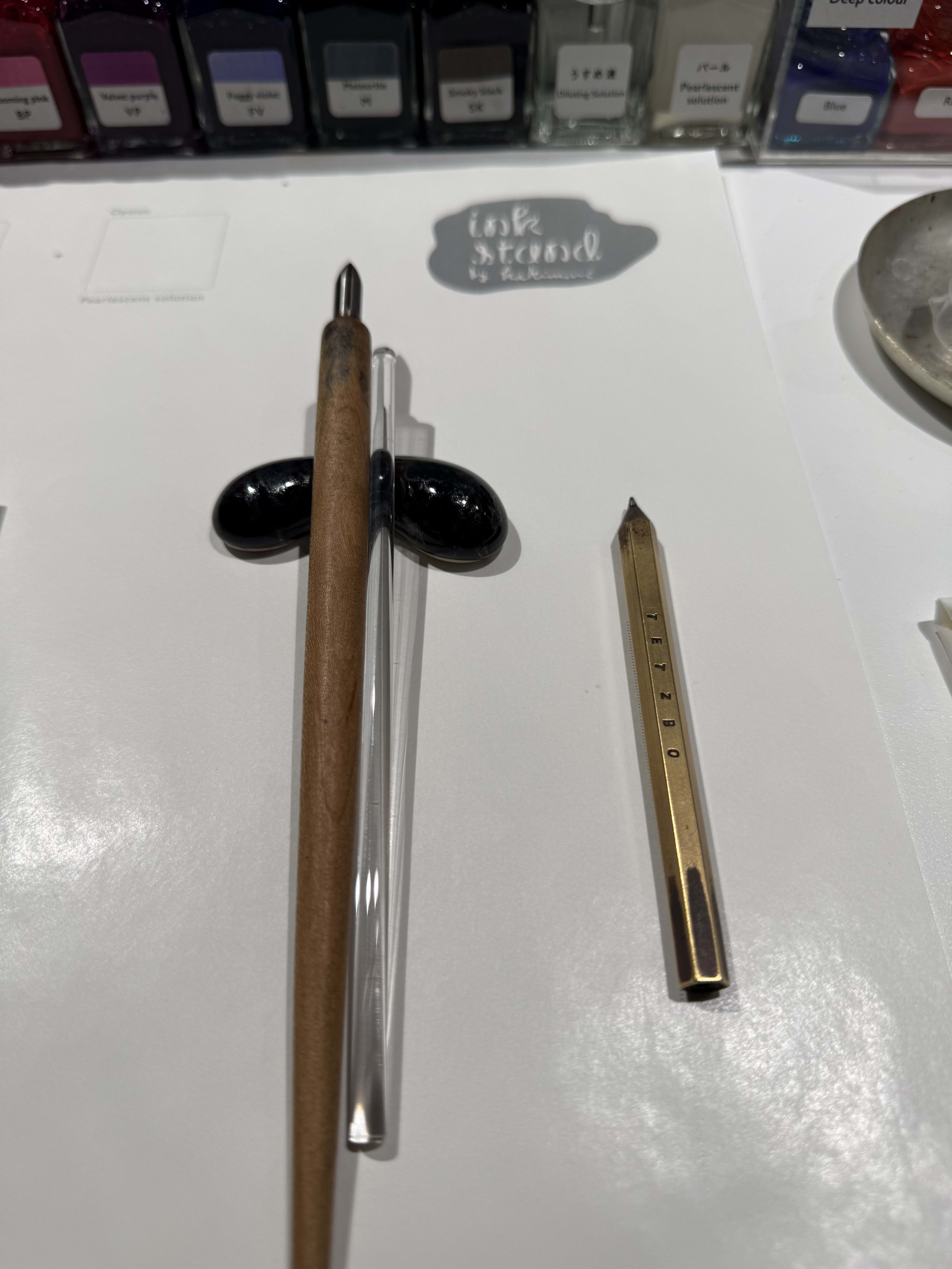 机上のつけペン、ガラス棒、真鍮製のペン。