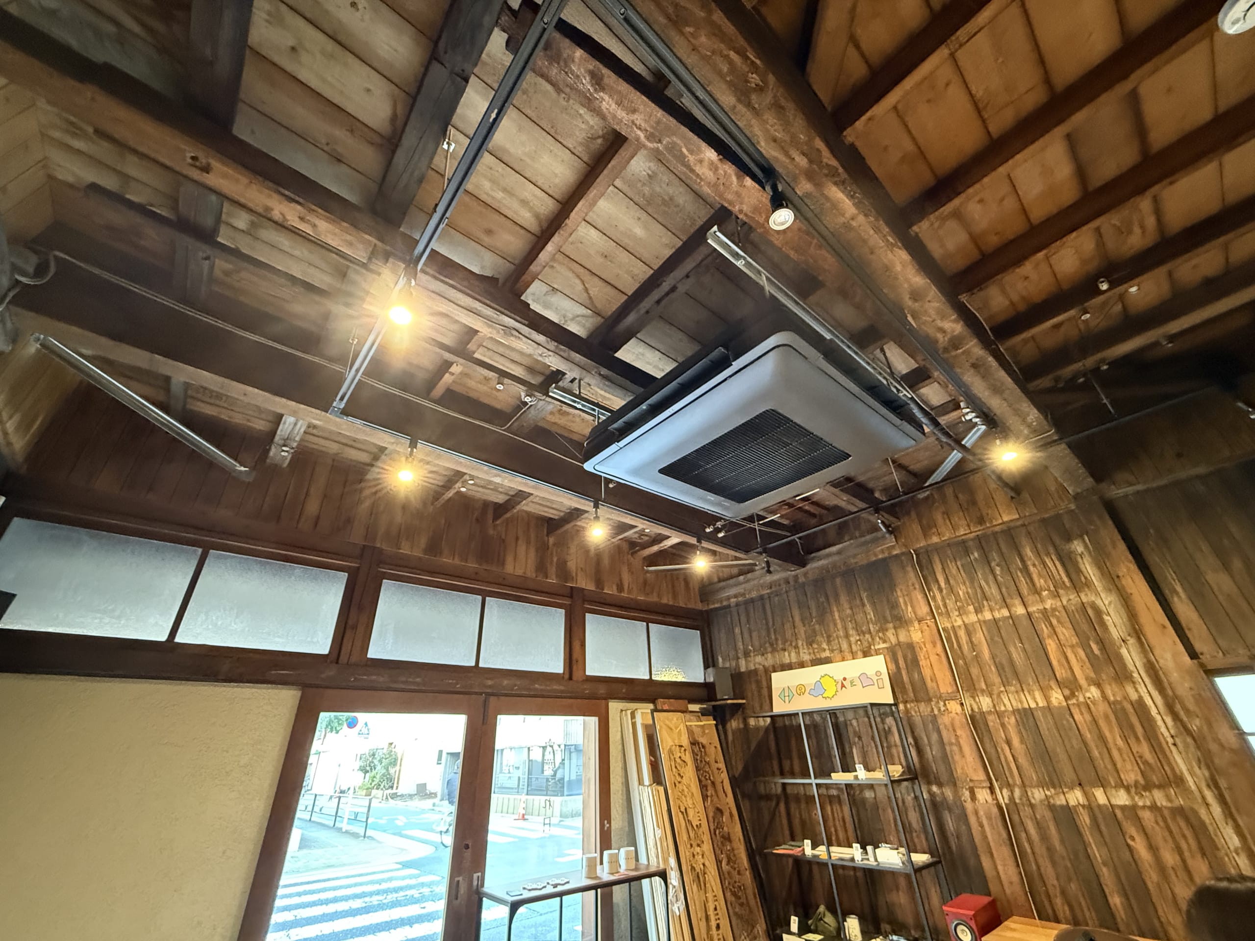 古民家を改装したレトロなカレー店の内観と高い木の天井。