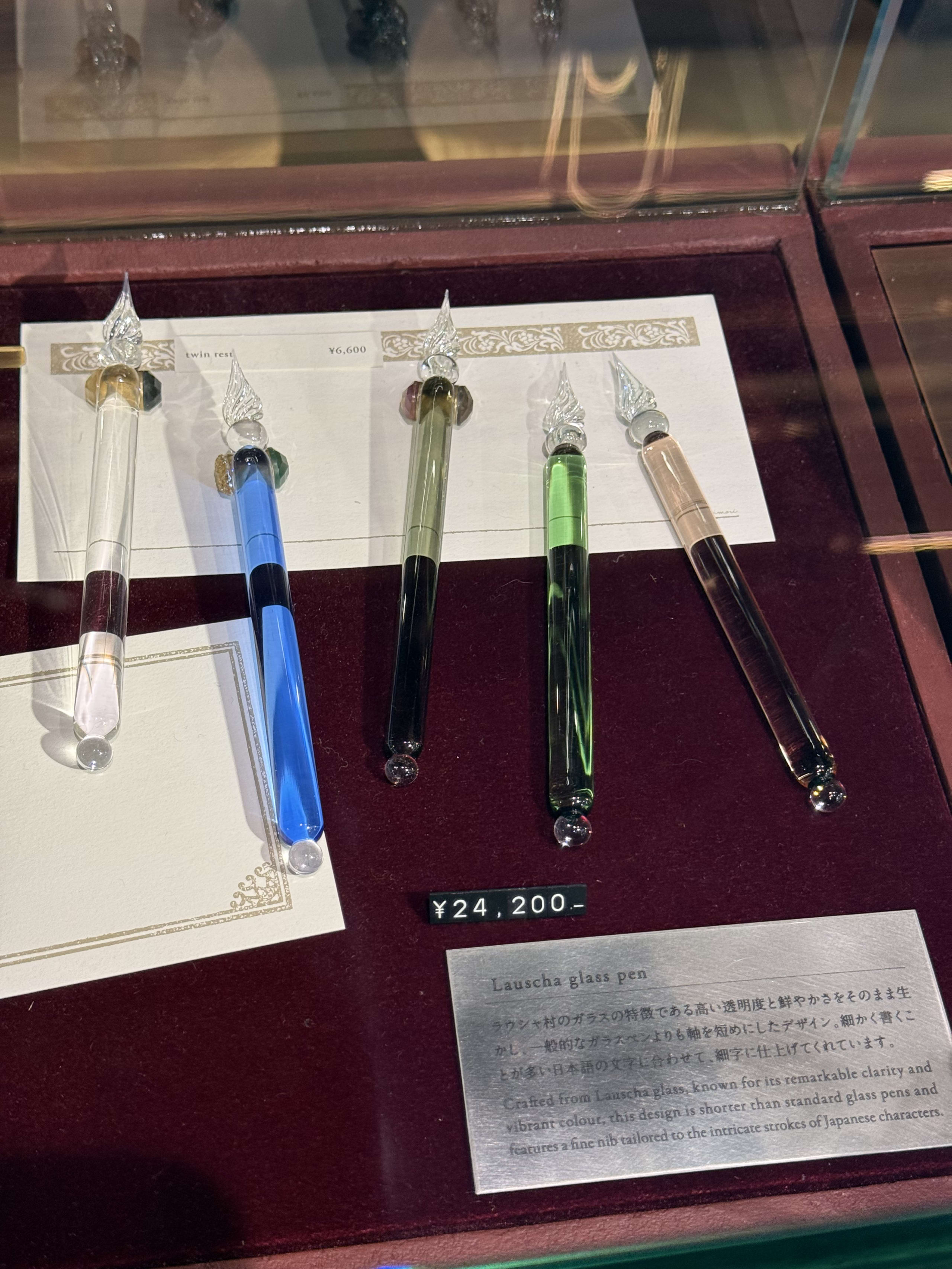 ショーケースに並ぶカキモリの5色のガラスペン。
