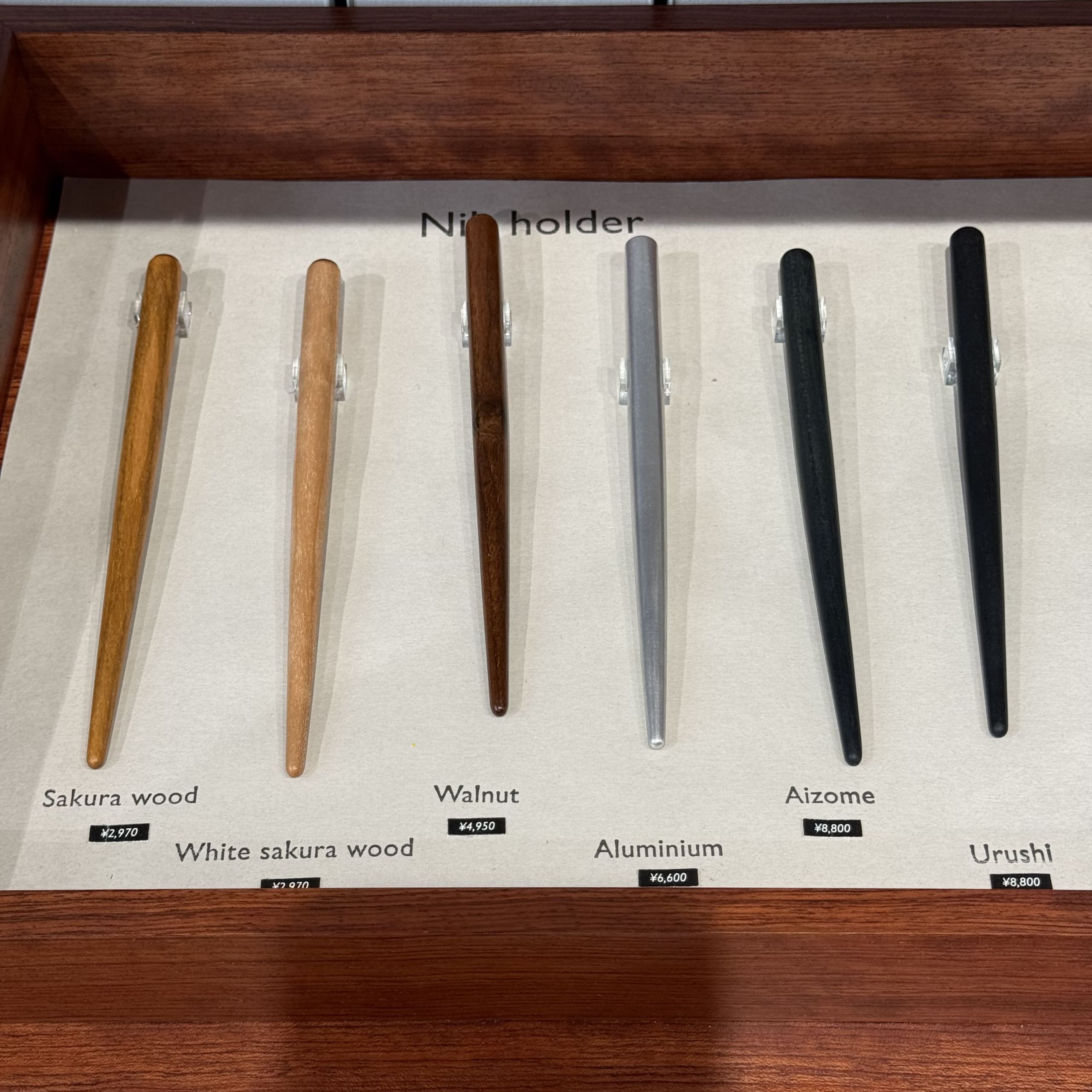 ショーケースに並ぶ6種類のつけペン軸。