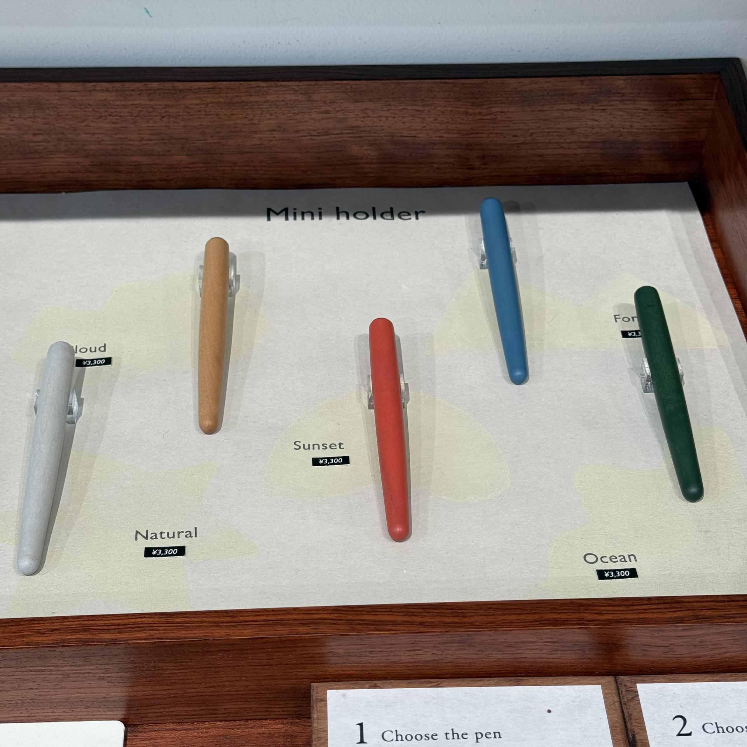 木製ケースに並ぶカラフルなペン軸「Mini holder」5本。