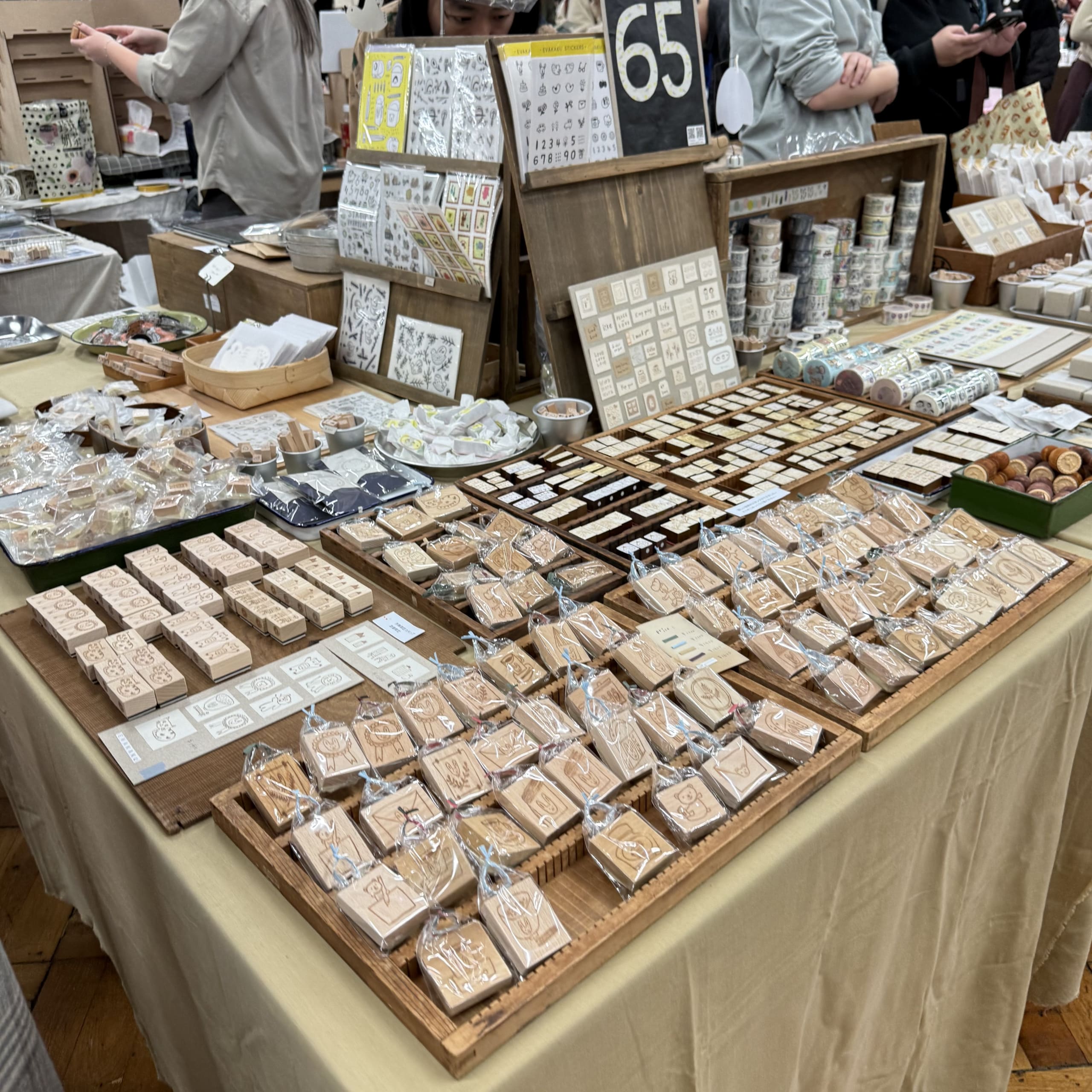 木製トレイに並ぶ無数のスタンプや文具のブース。