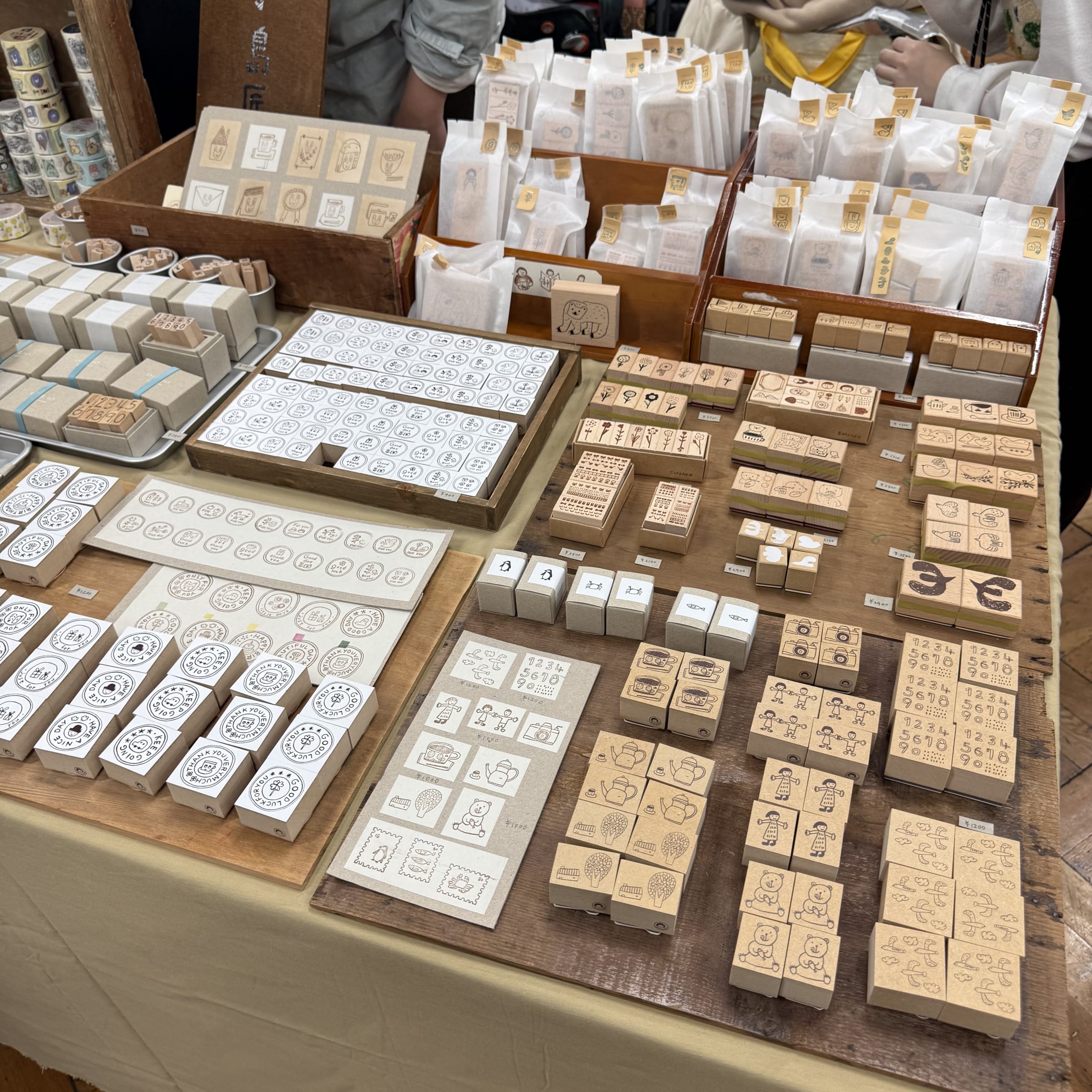 机の上に並ぶ、動物や小物柄の木製スタンプたち。