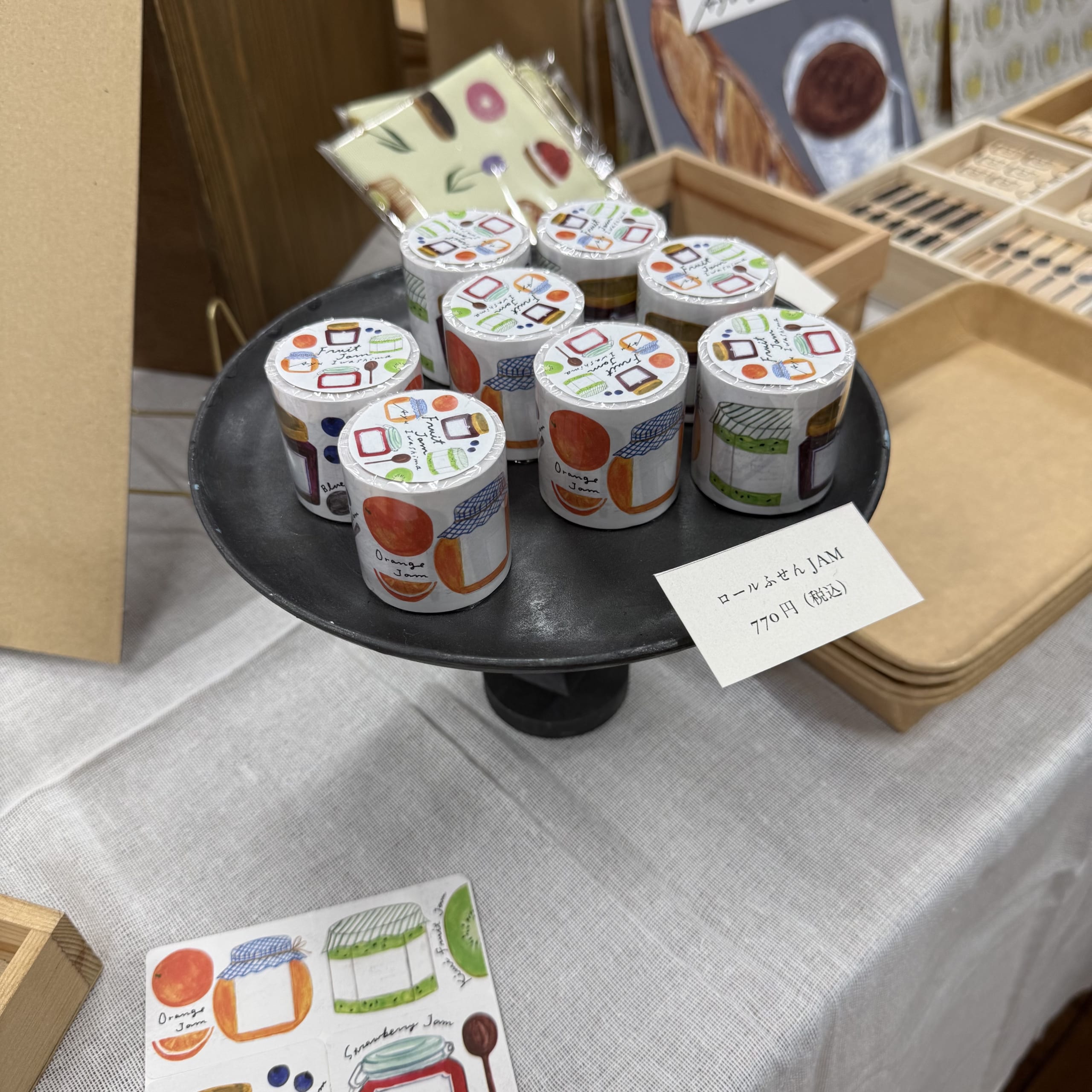 黒いトレイに並べられた水彩ジャム柄のロール付箋。