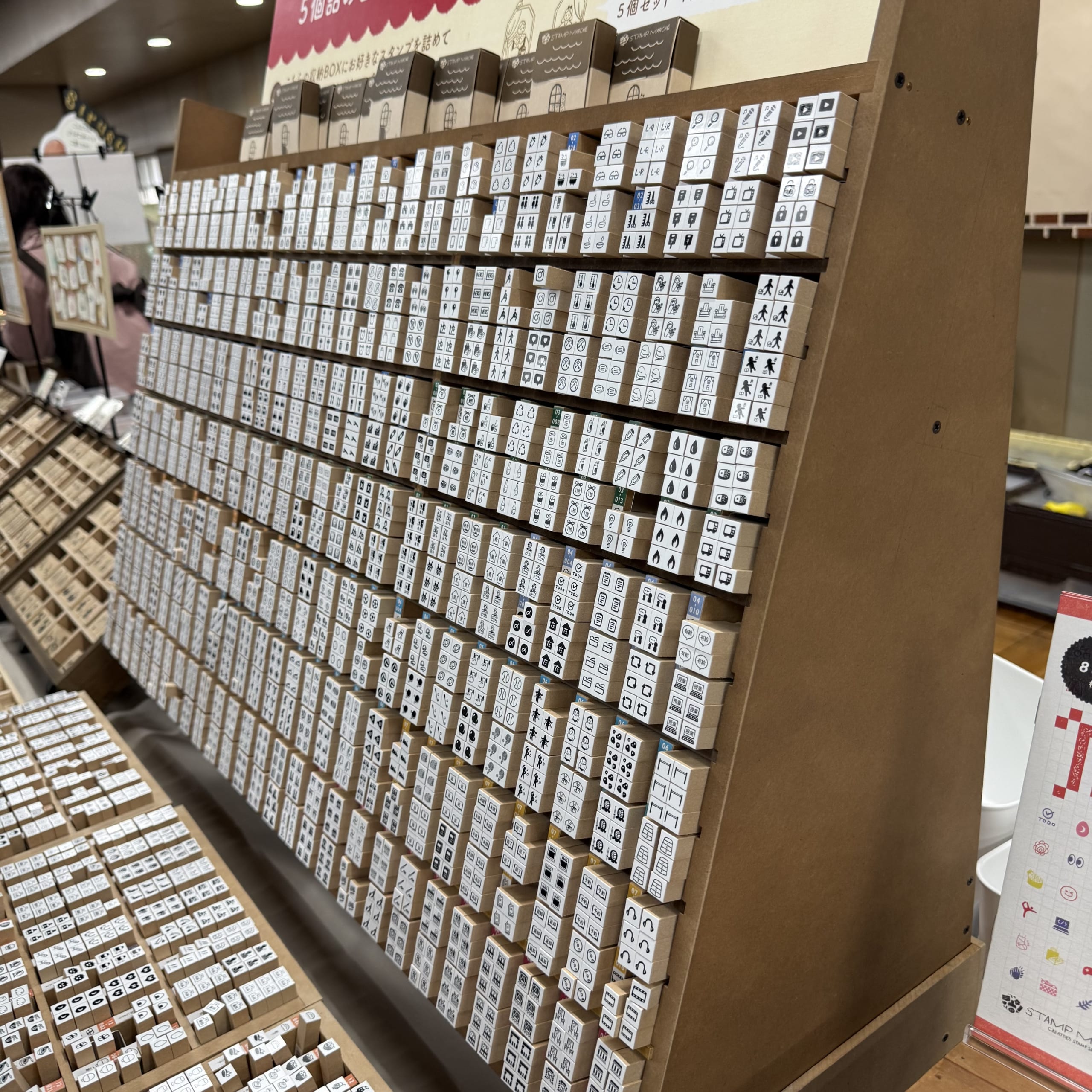 木製棚に小さなアイコンスタンプが隙間なく並ぶ様子。