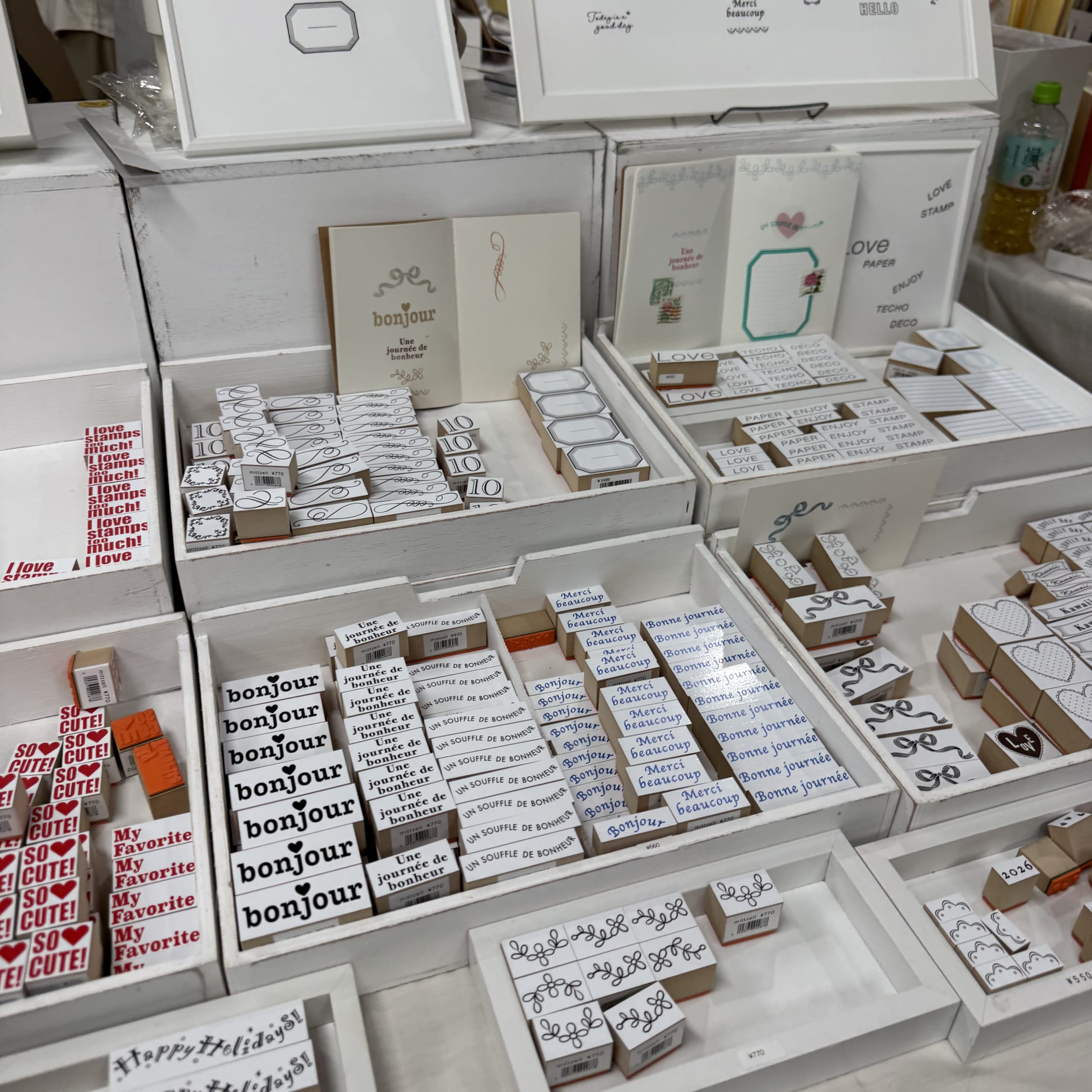 白木のトレイに整然と並べられた文字や模様の木製スタンプ。