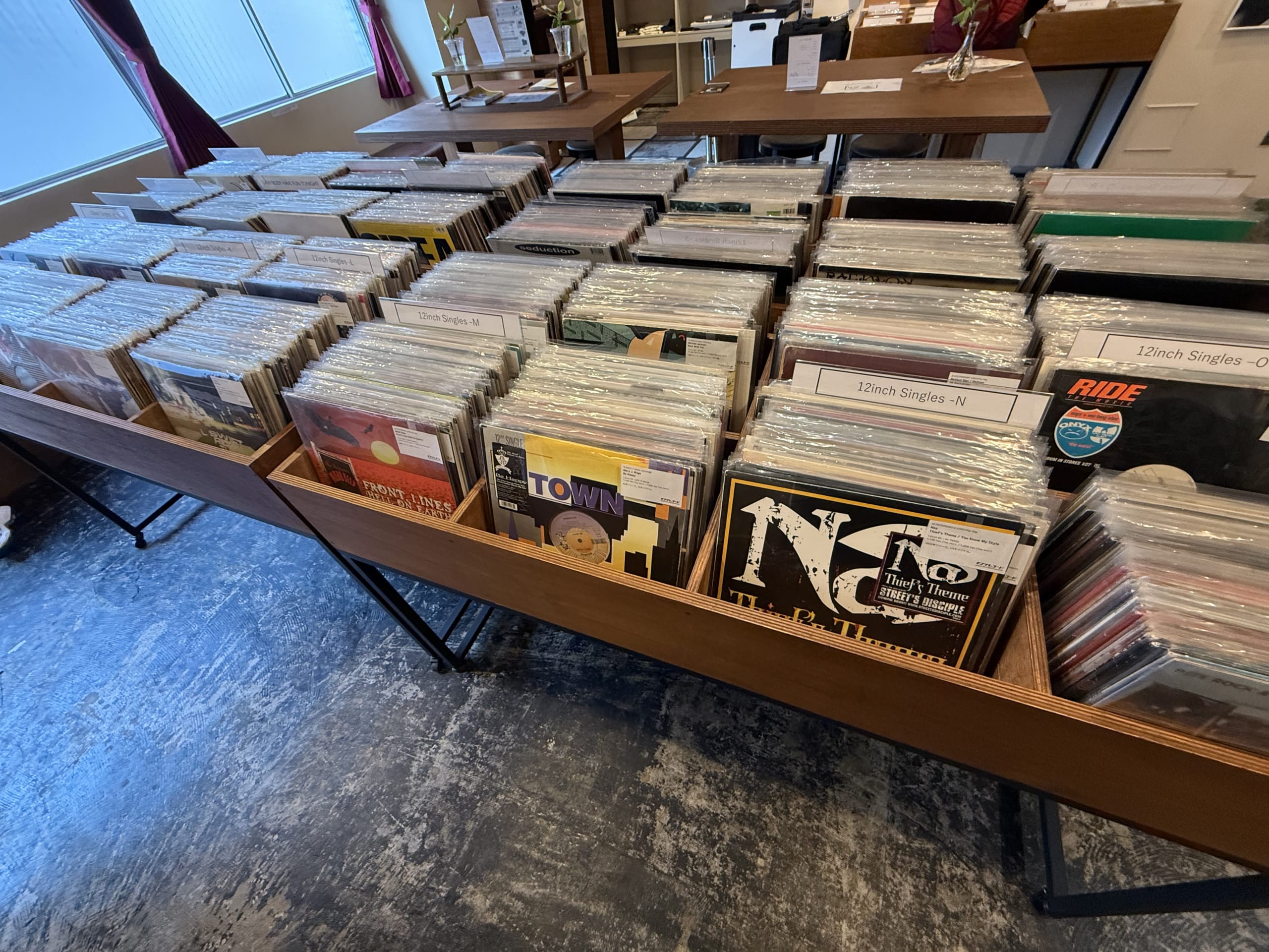 木製棚にアルファベット順で並ぶ12インチレコード。