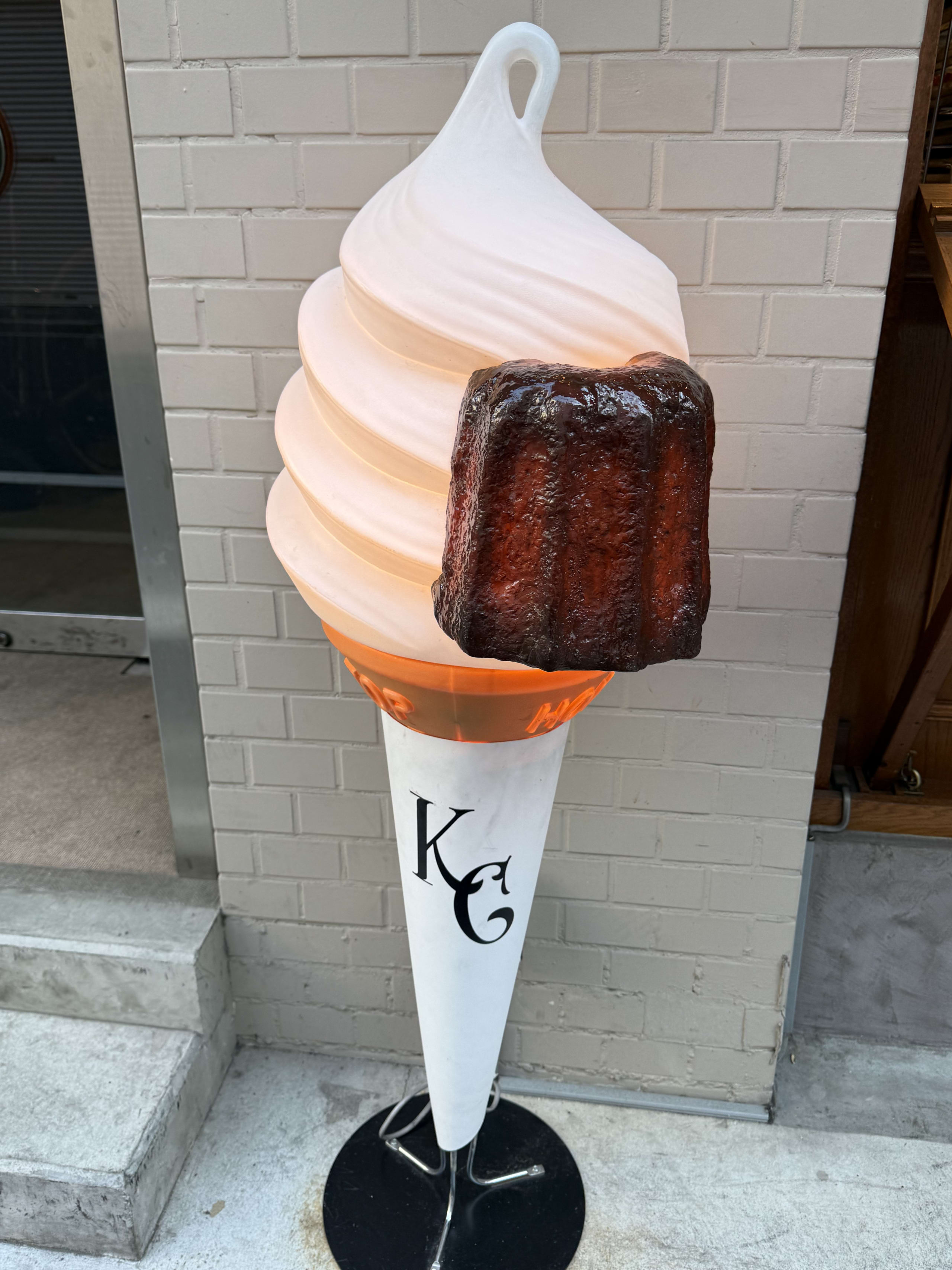 カヌレが刺さったソフトクリーム型の看板オブジェ。
