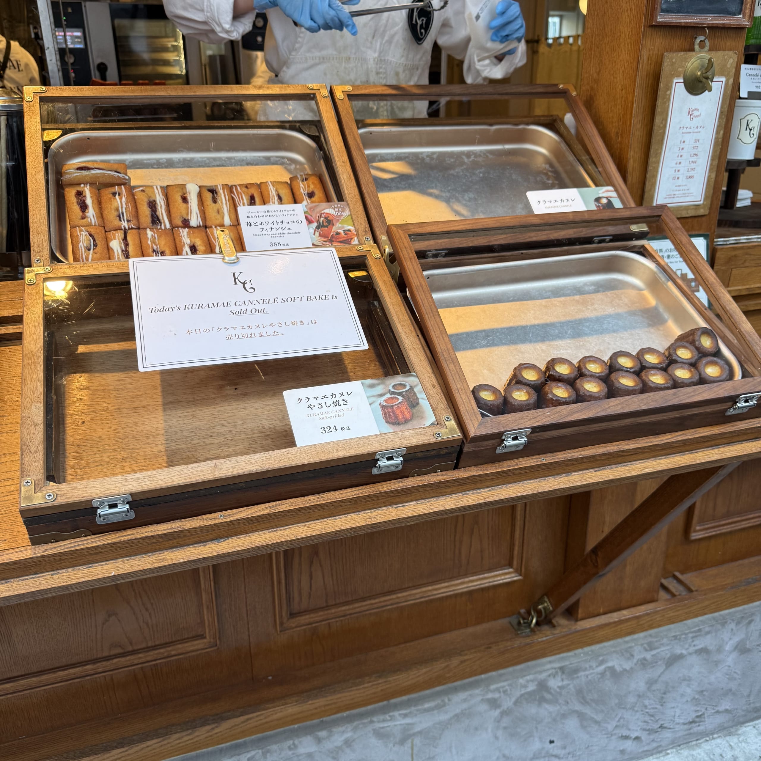 木枠ガラスケースに並ぶカヌレ