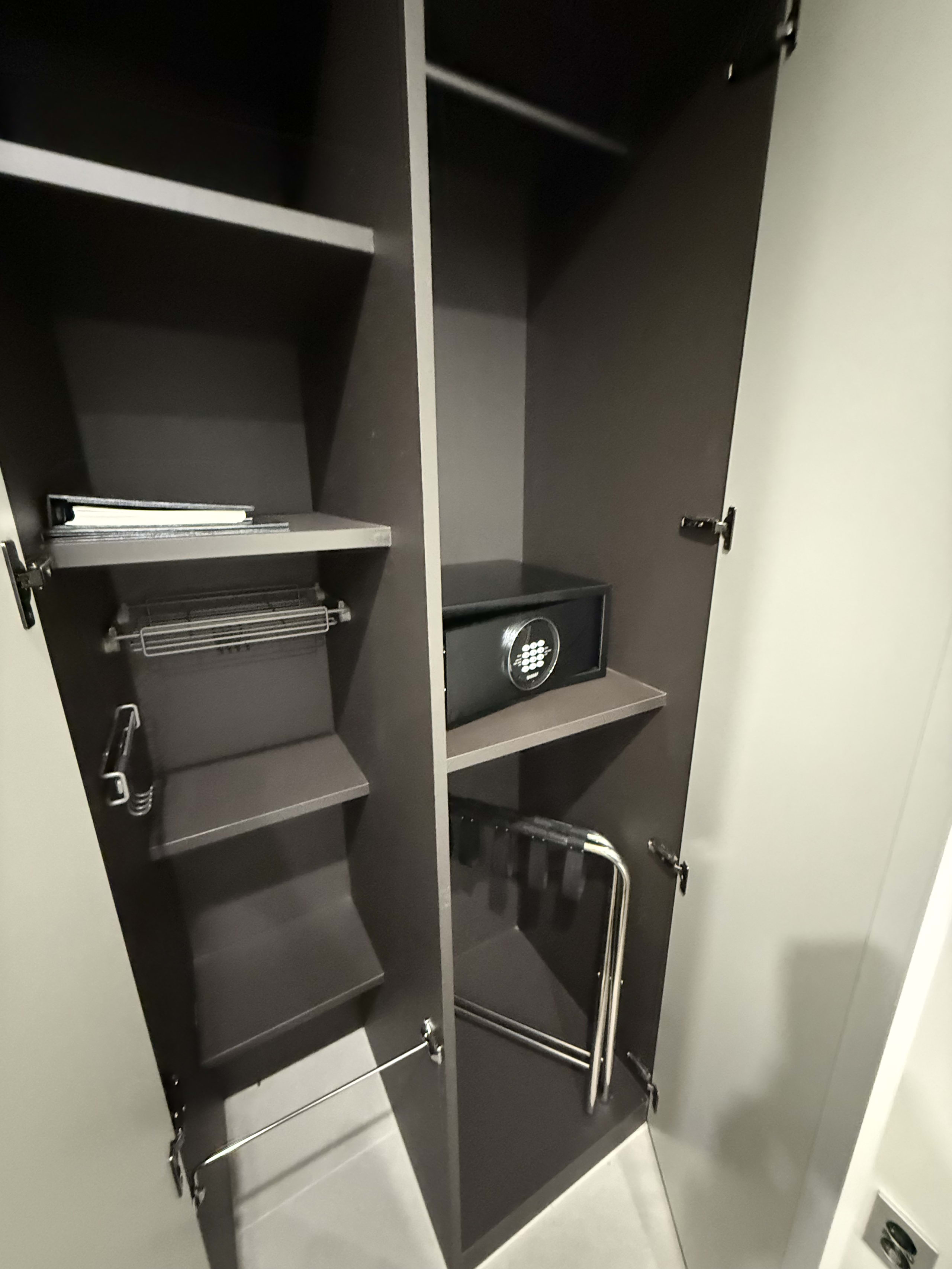 ホテルのクローゼット内部。金庫や荷物置きがある。