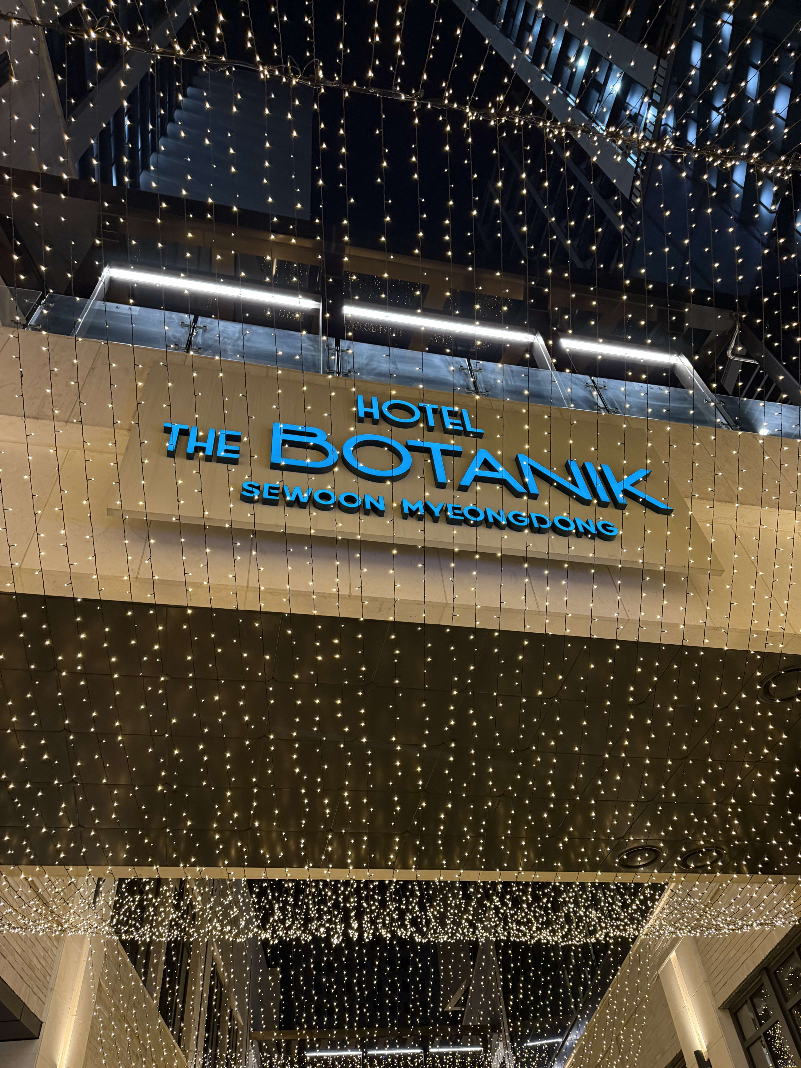夜に青く光るホテルの看板と無数のイルミネーション。