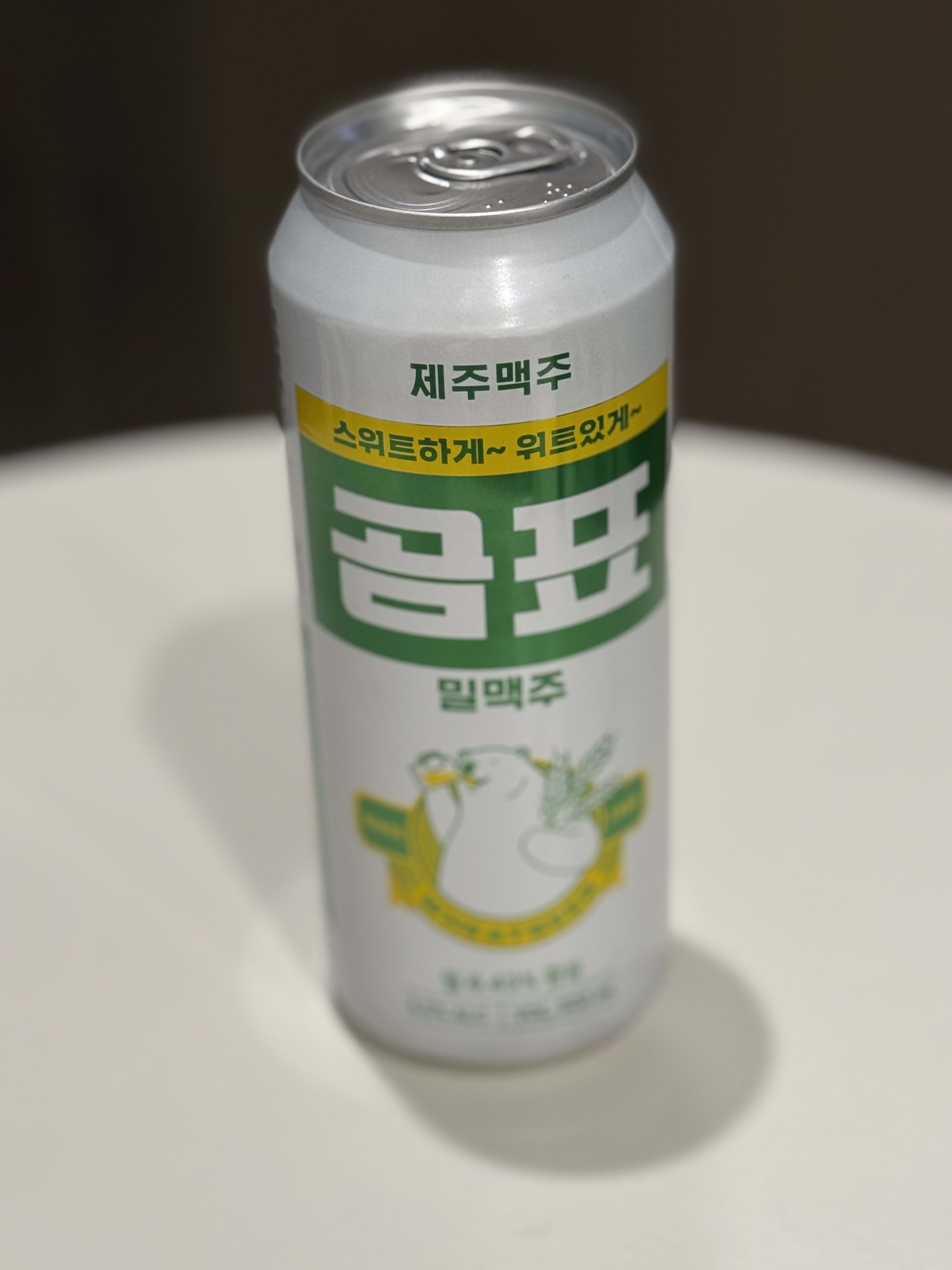 白と緑のゴンピョ小麦ビール缶。