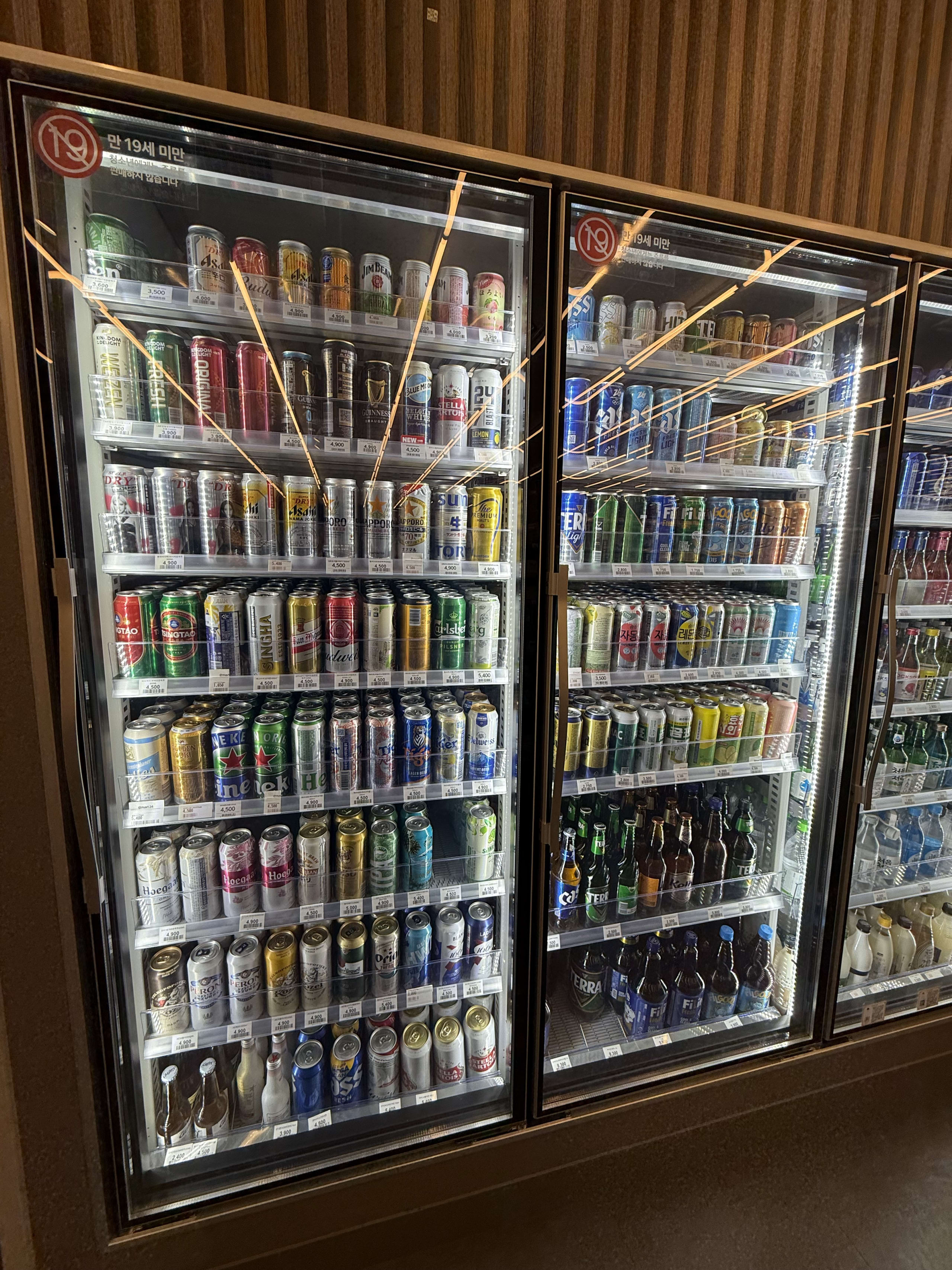 ホテルのロビーにあるコンビニの冷蔵庫。多種多様なビールが並んでいる。