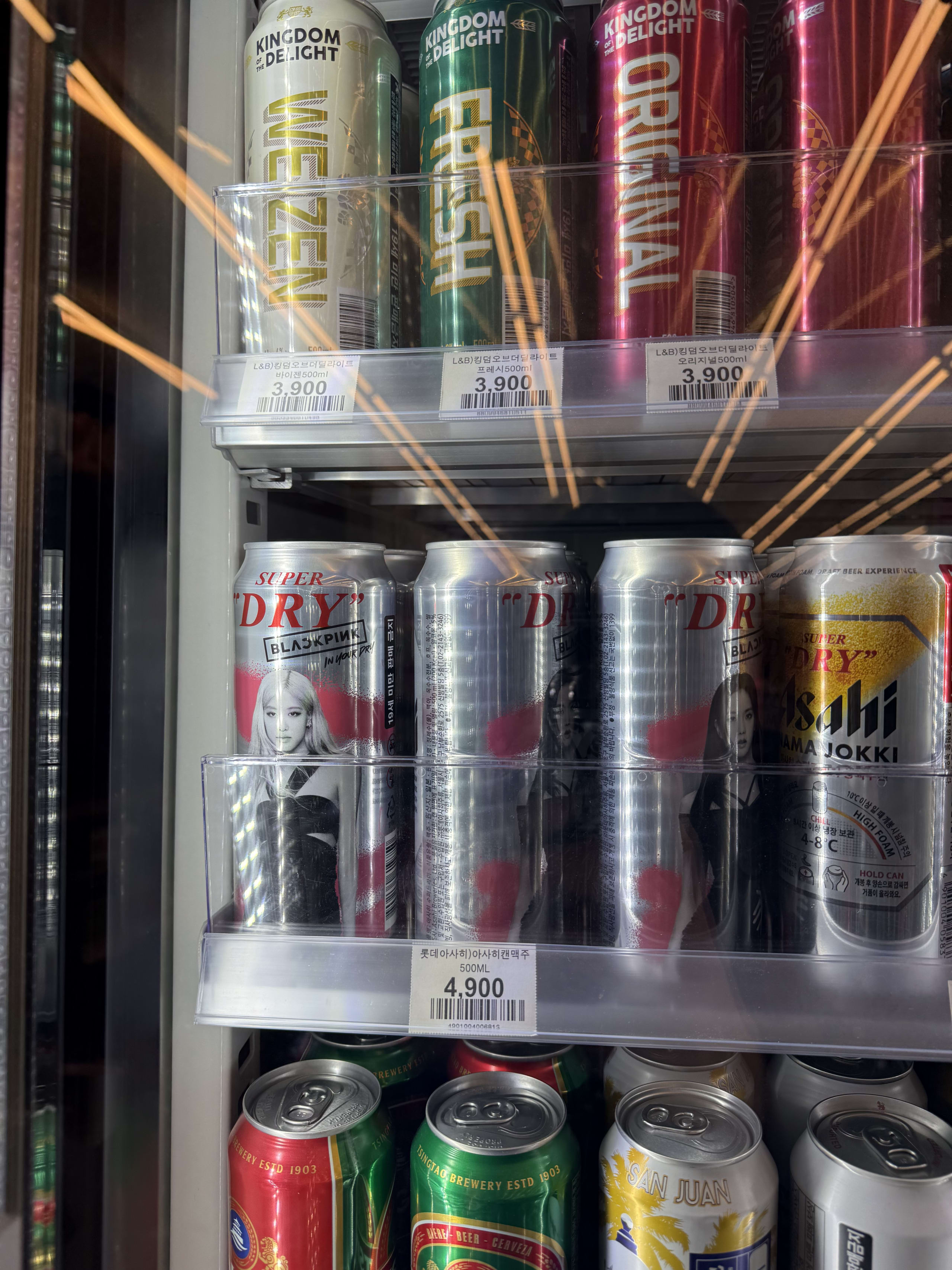 韓国コンビニの冷蔵庫。BLACKPINK柄のアサヒビール。