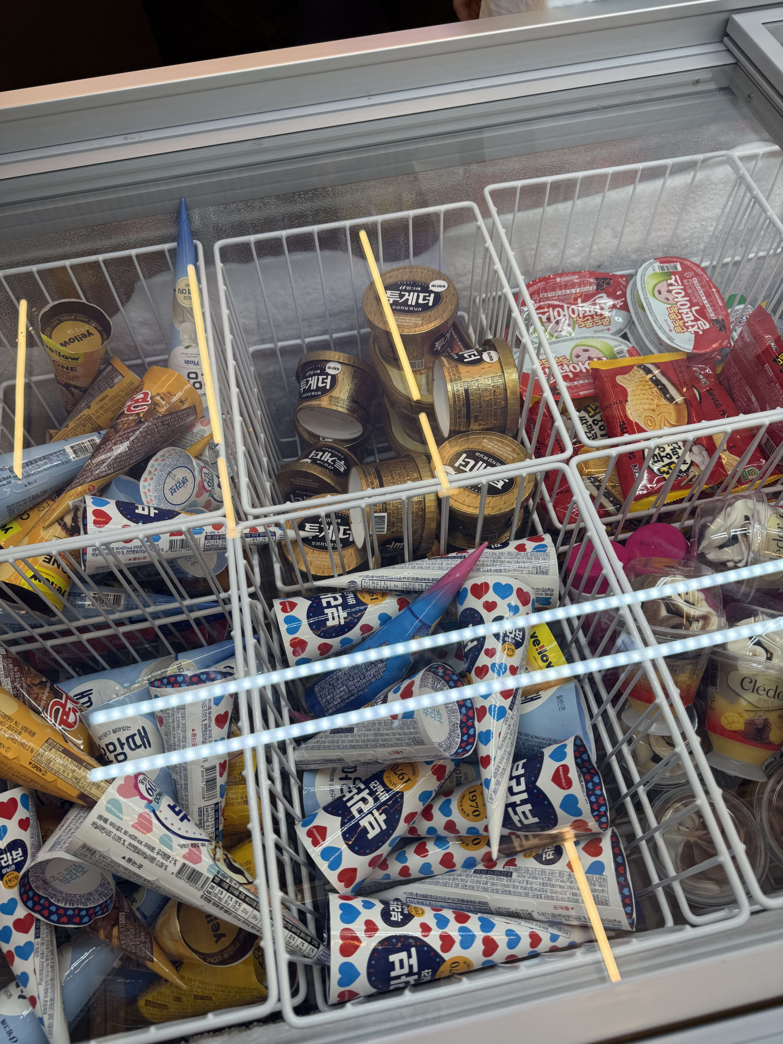 韓国コンビニの冷凍ショーケース内の多彩なアイス。