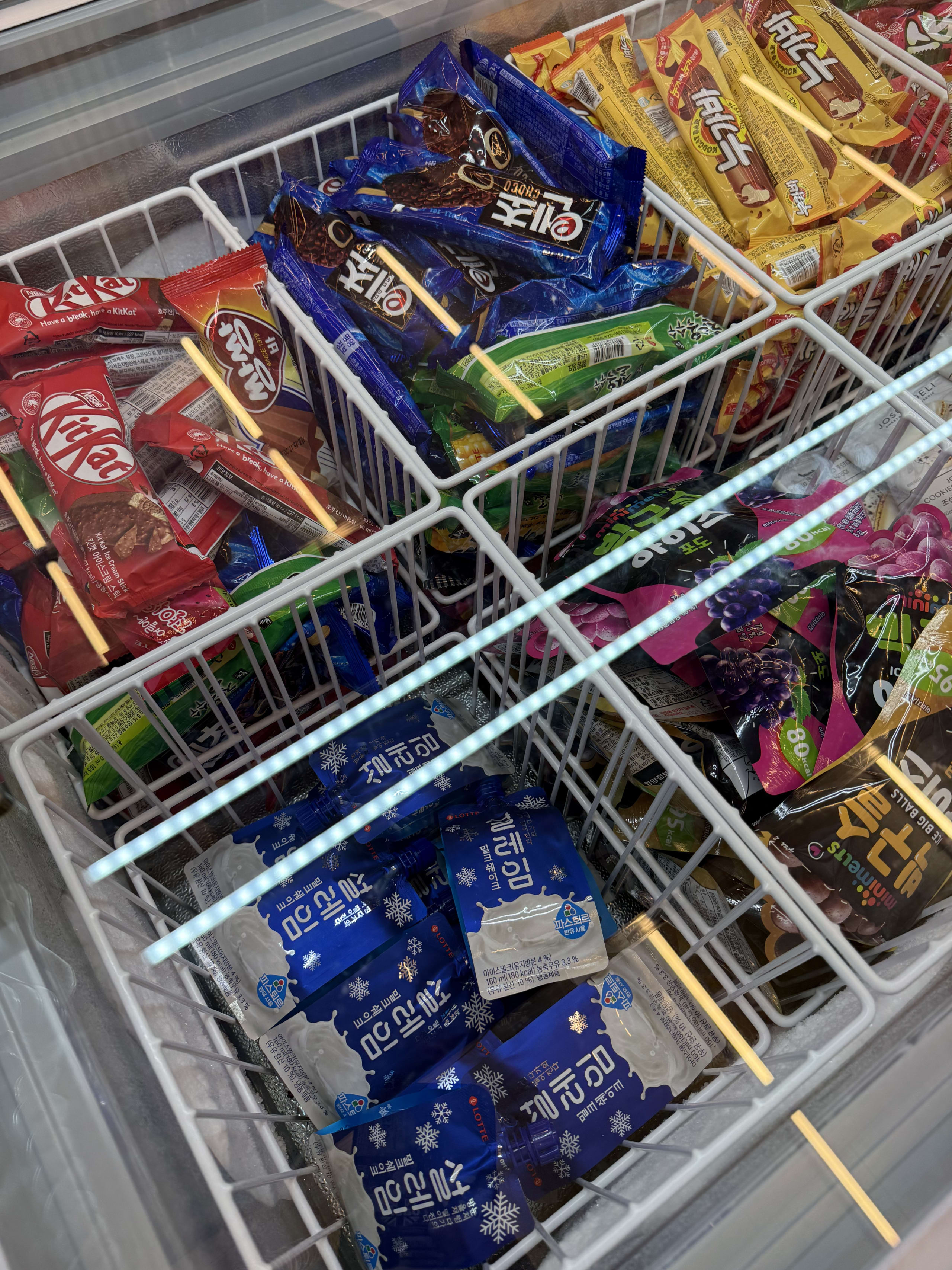 韓国のコンビニの冷凍ショーケースに並ぶ色鮮やかなアイス。