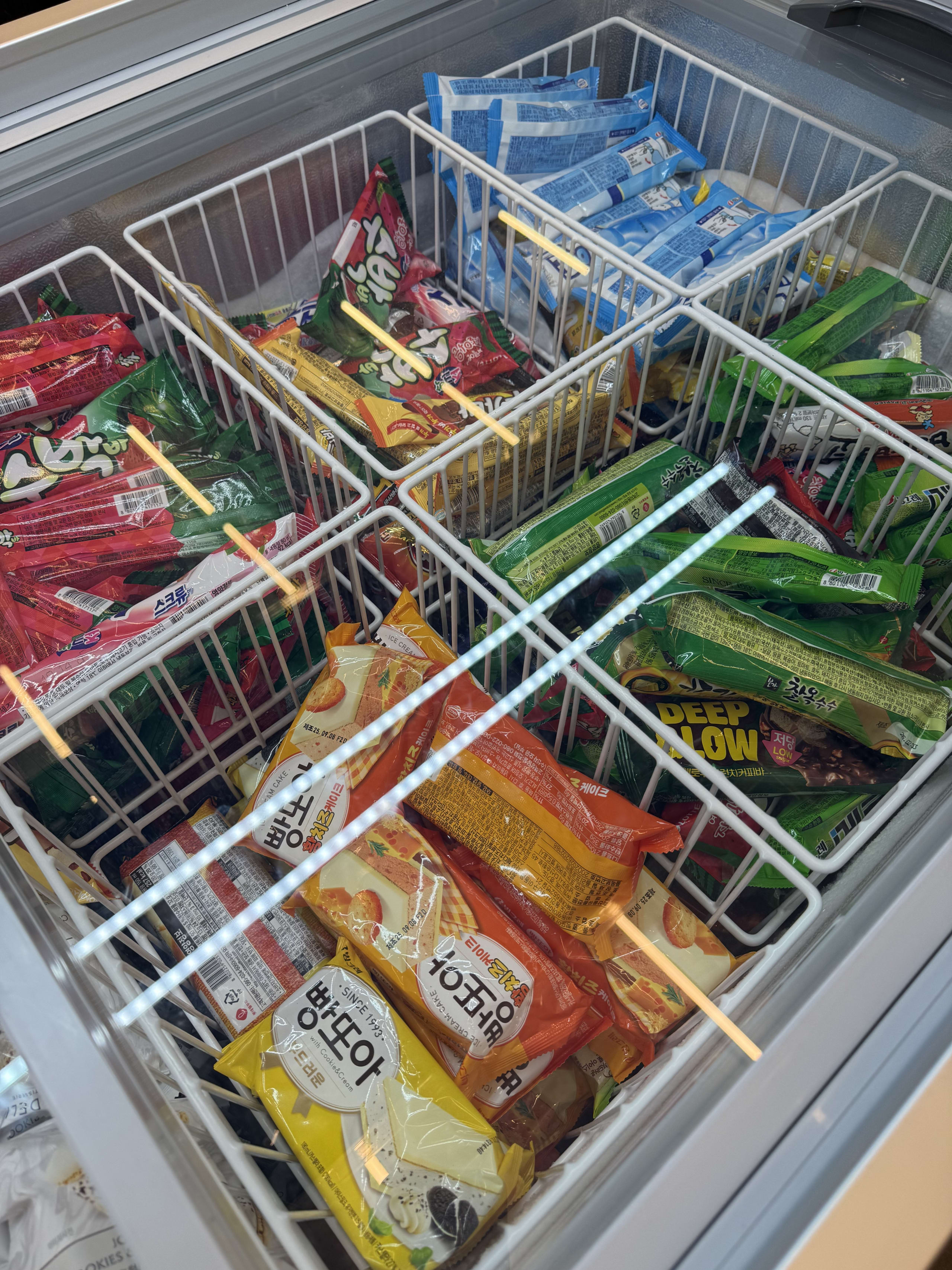 韓国のコンビニの冷凍庫に並ぶアイスクリーム