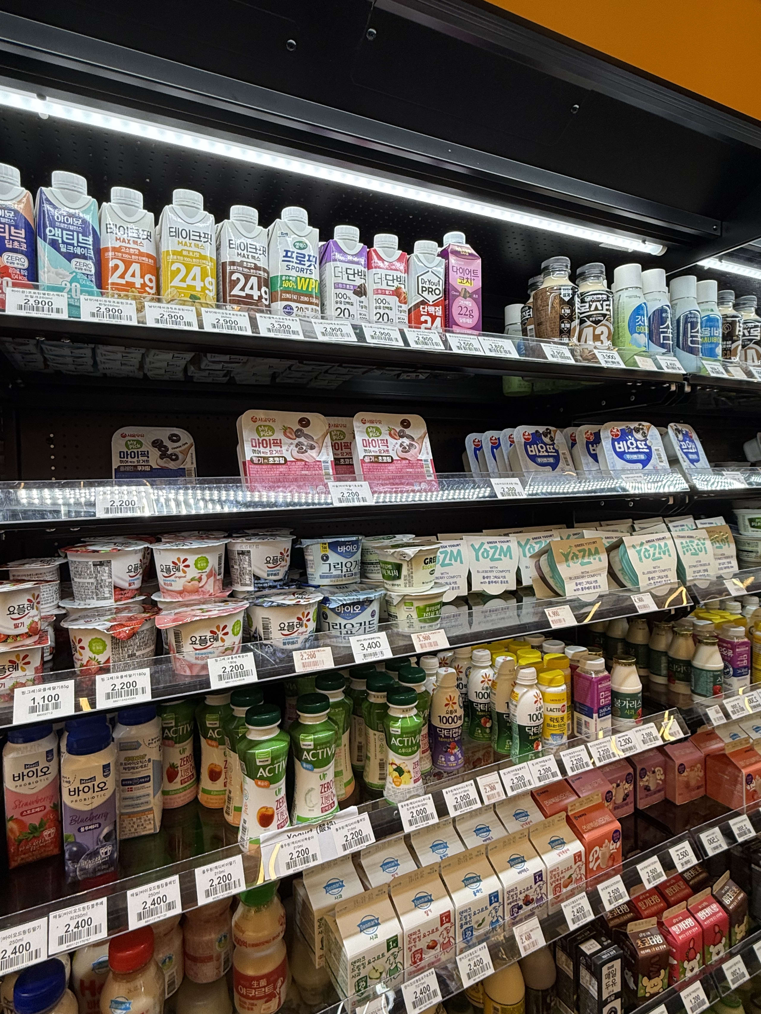 韓国コンビニの冷蔵庫に並ぶプロテイン飲料とヨーグルト。