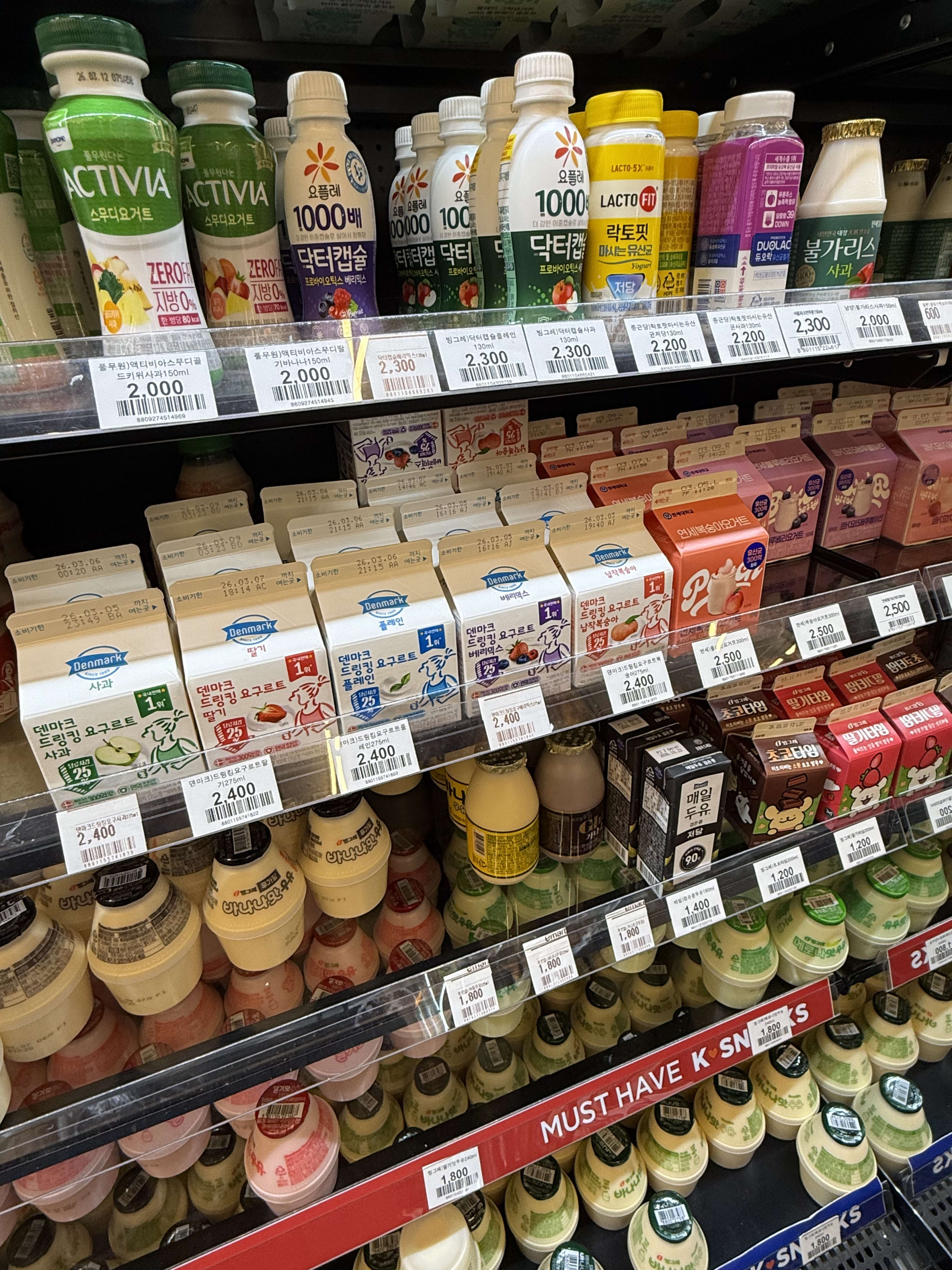 韓国のコンビニの冷蔵庫に並ぶ色鮮やかな飲料。