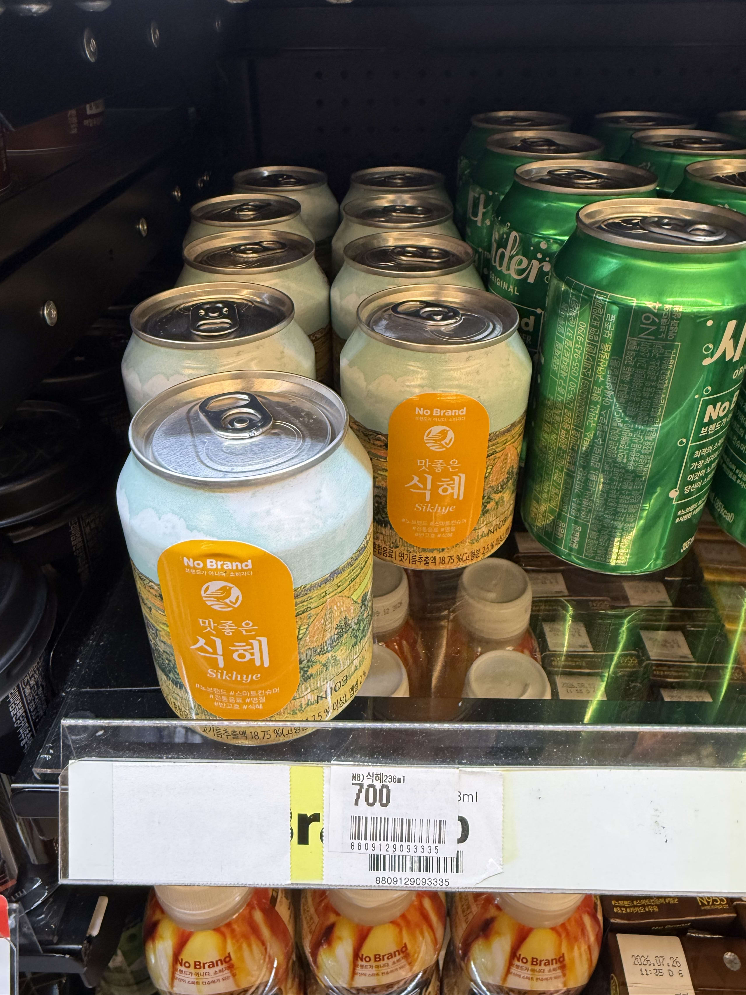 韓国のコンビニの冷蔵棚に並ぶ「No Brand」のシッケの缶。値札は700ウォン。