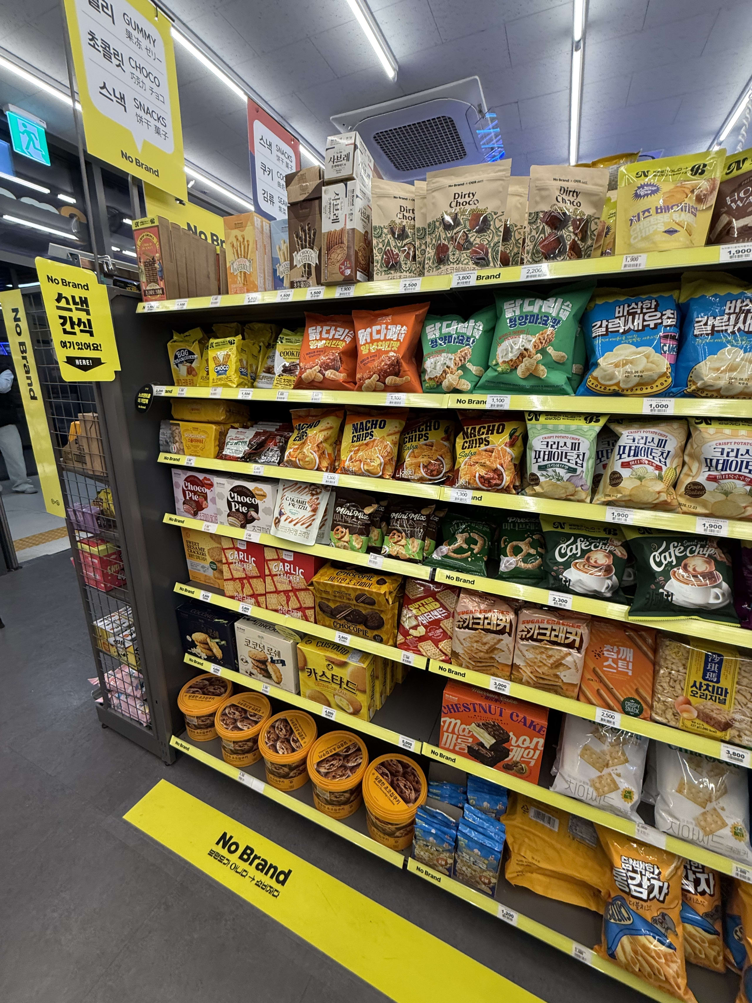 E-Mart24に並ぶNo Brandの黄色いスナック棚
