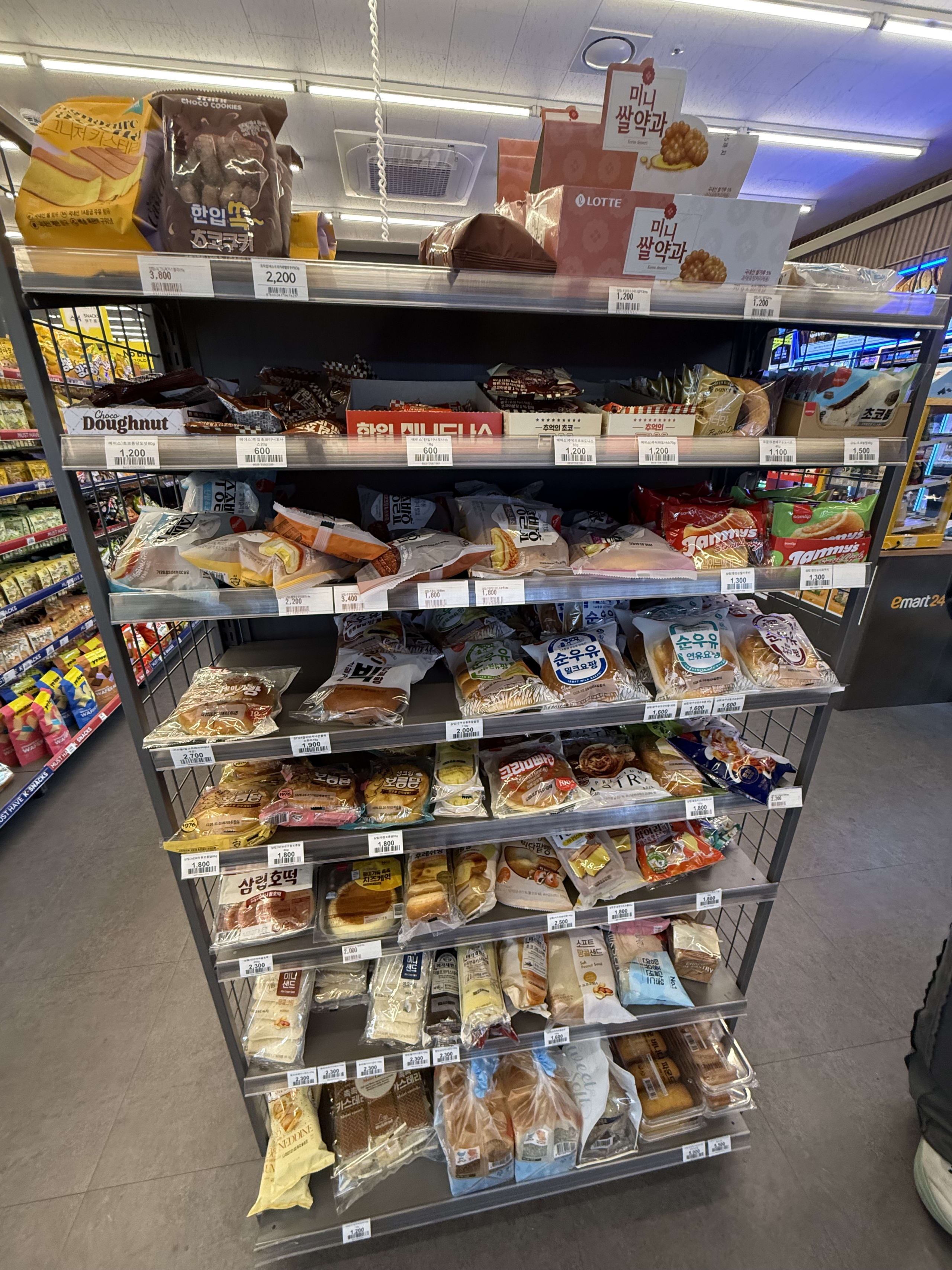 韓国のコンビニの棚に陳列されたハングル表記のパンや伝統菓子。