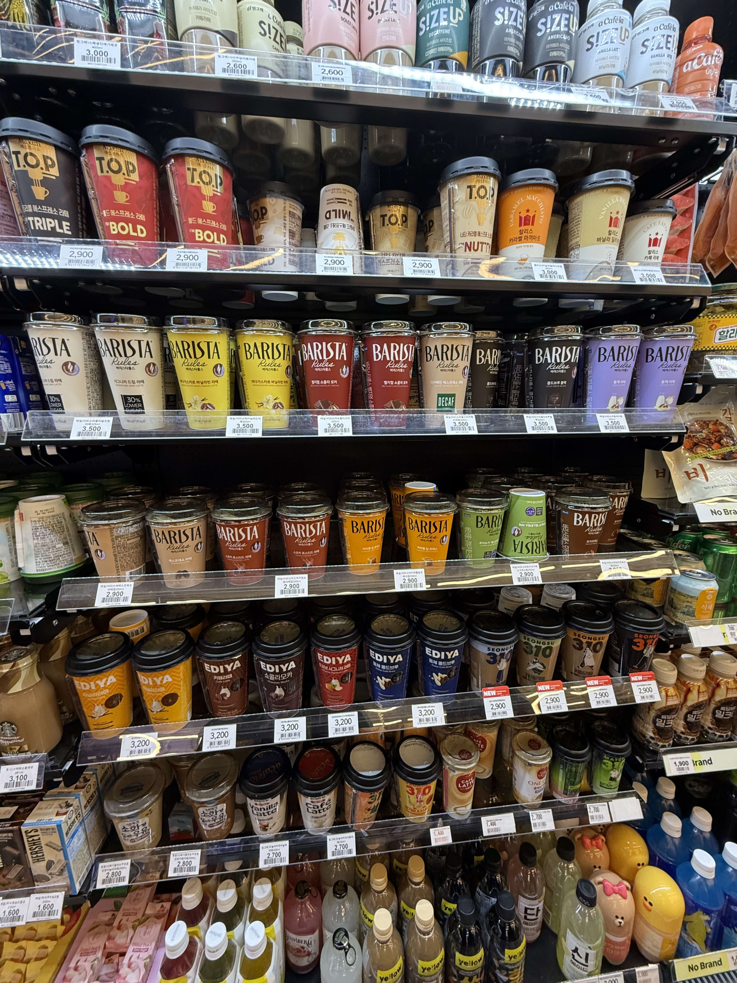 韓国のコンビニの冷蔵棚に並ぶチルド飲料。