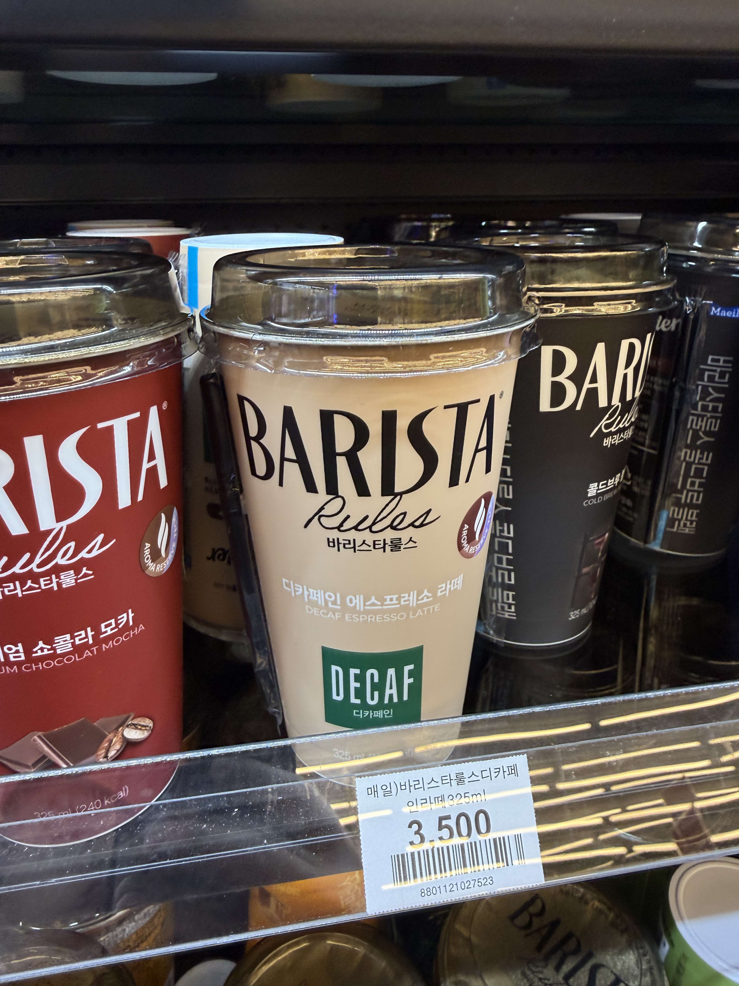 韓国のコンビニ冷蔵棚に並ぶデカフェラテ