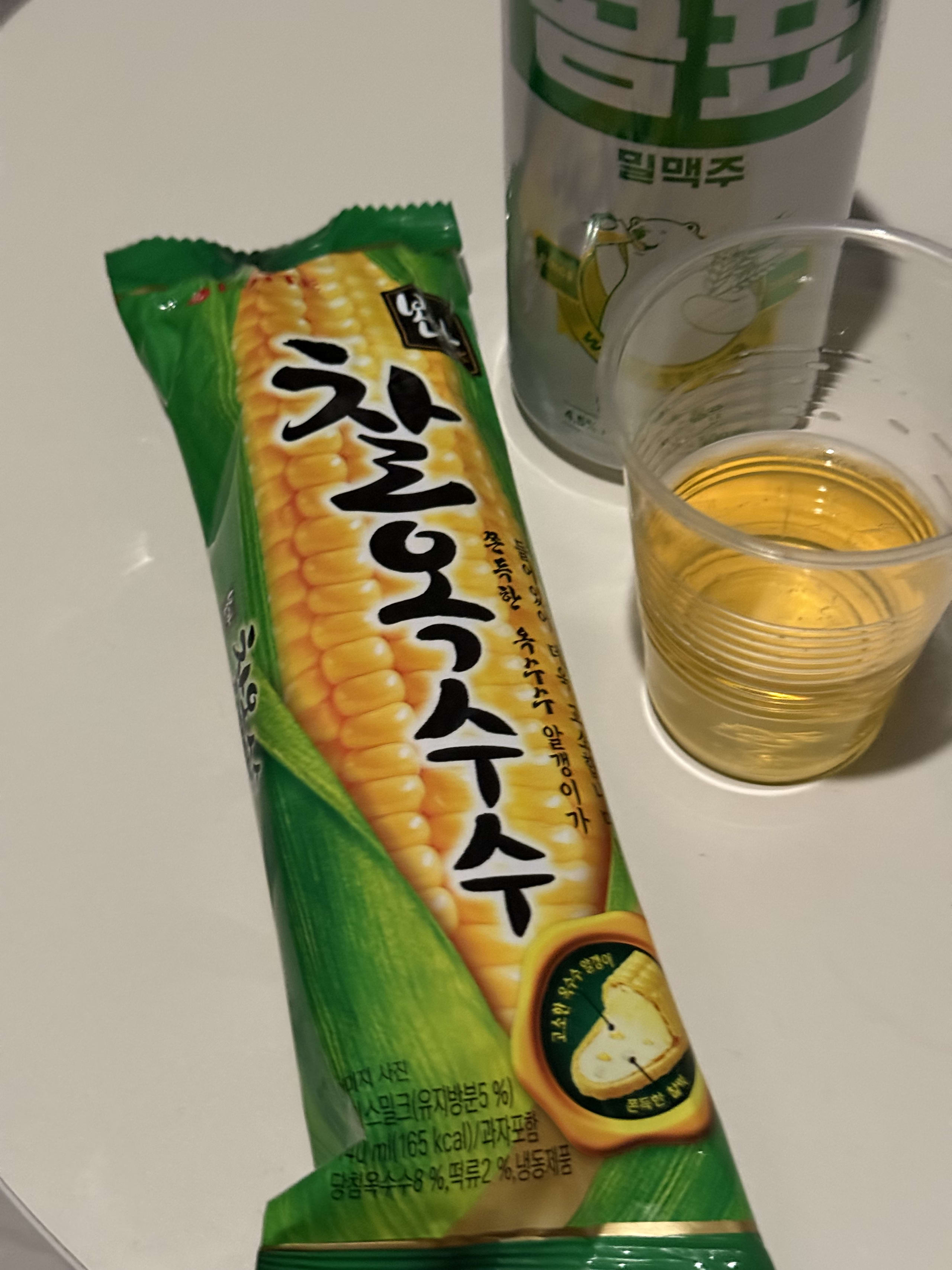 机上のとうもろこしアイスとゴンピョ小麦ビール。