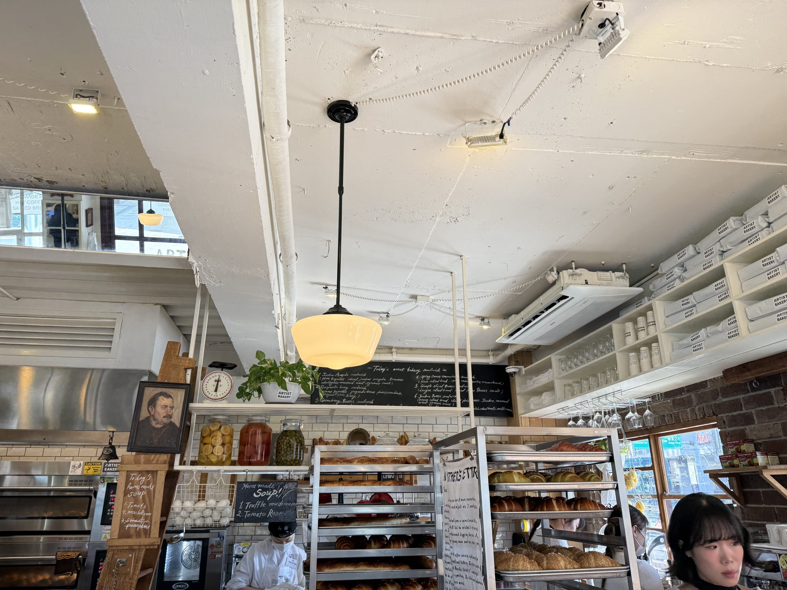 Artist Bakery店内。パンのラックと白い箱。