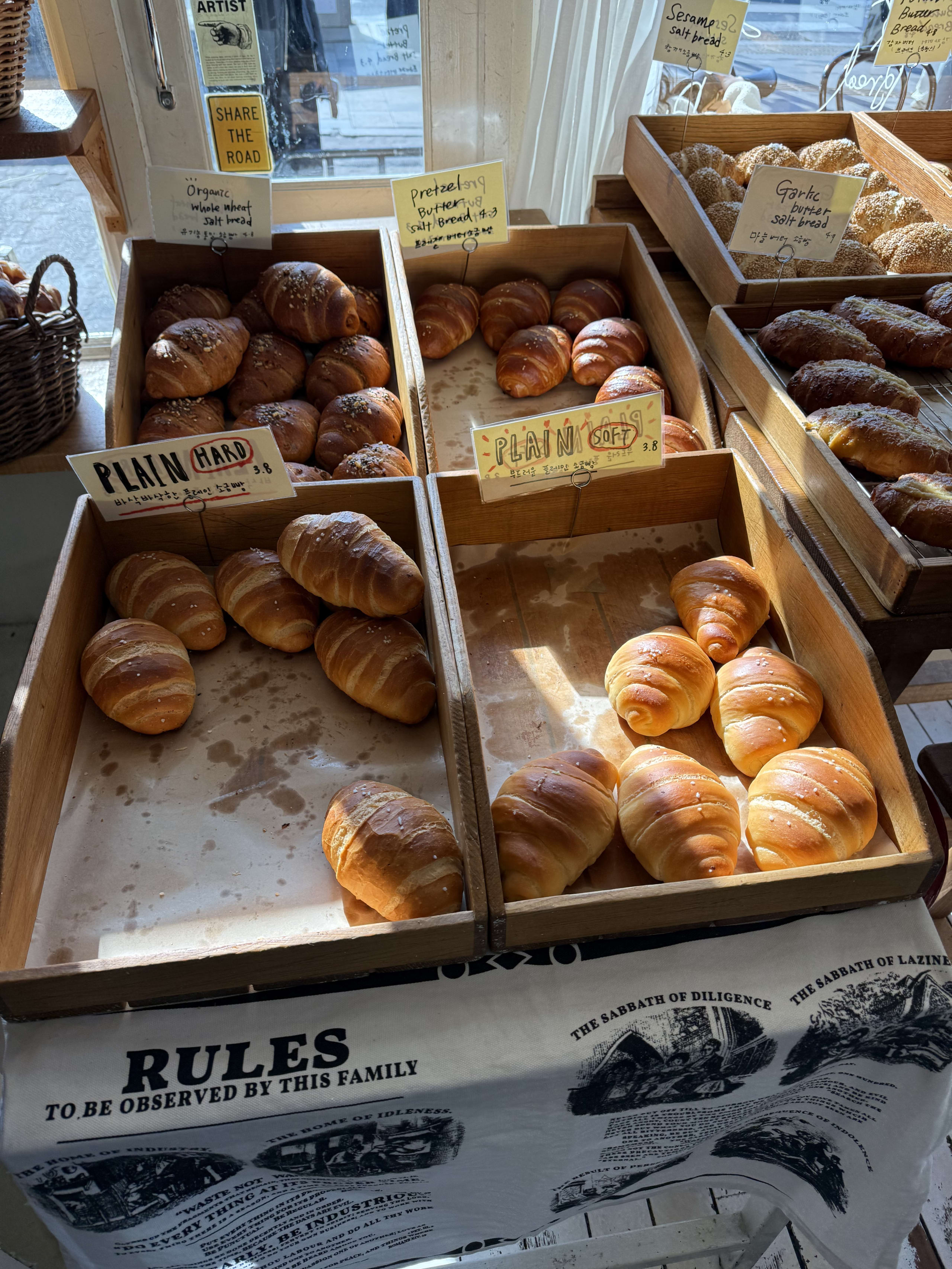 木箱に並ぶ朝の光に照らされた塩パンソフトとハード。