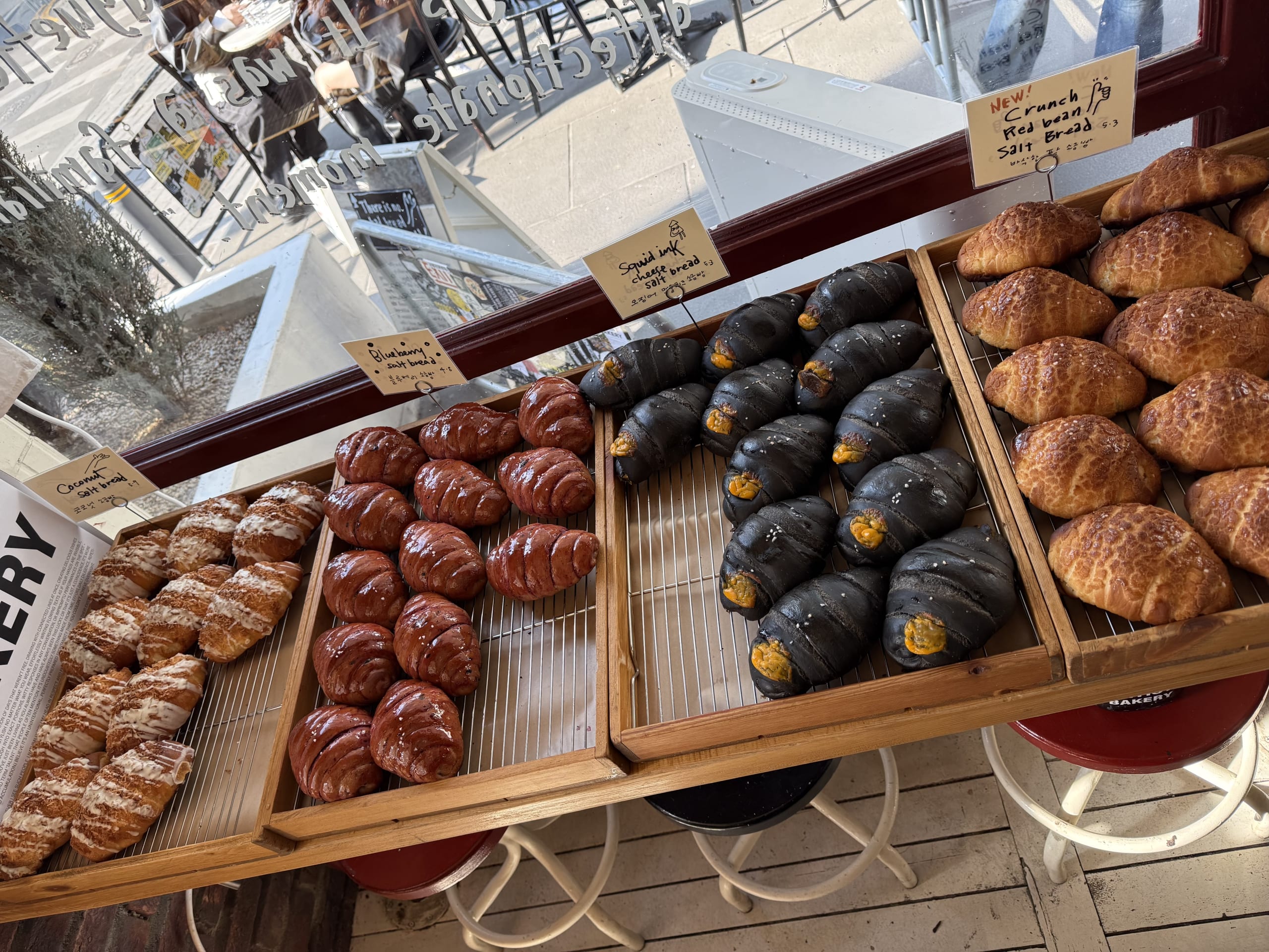 窓際に並べられた色鮮やかな数種類の塩パン。