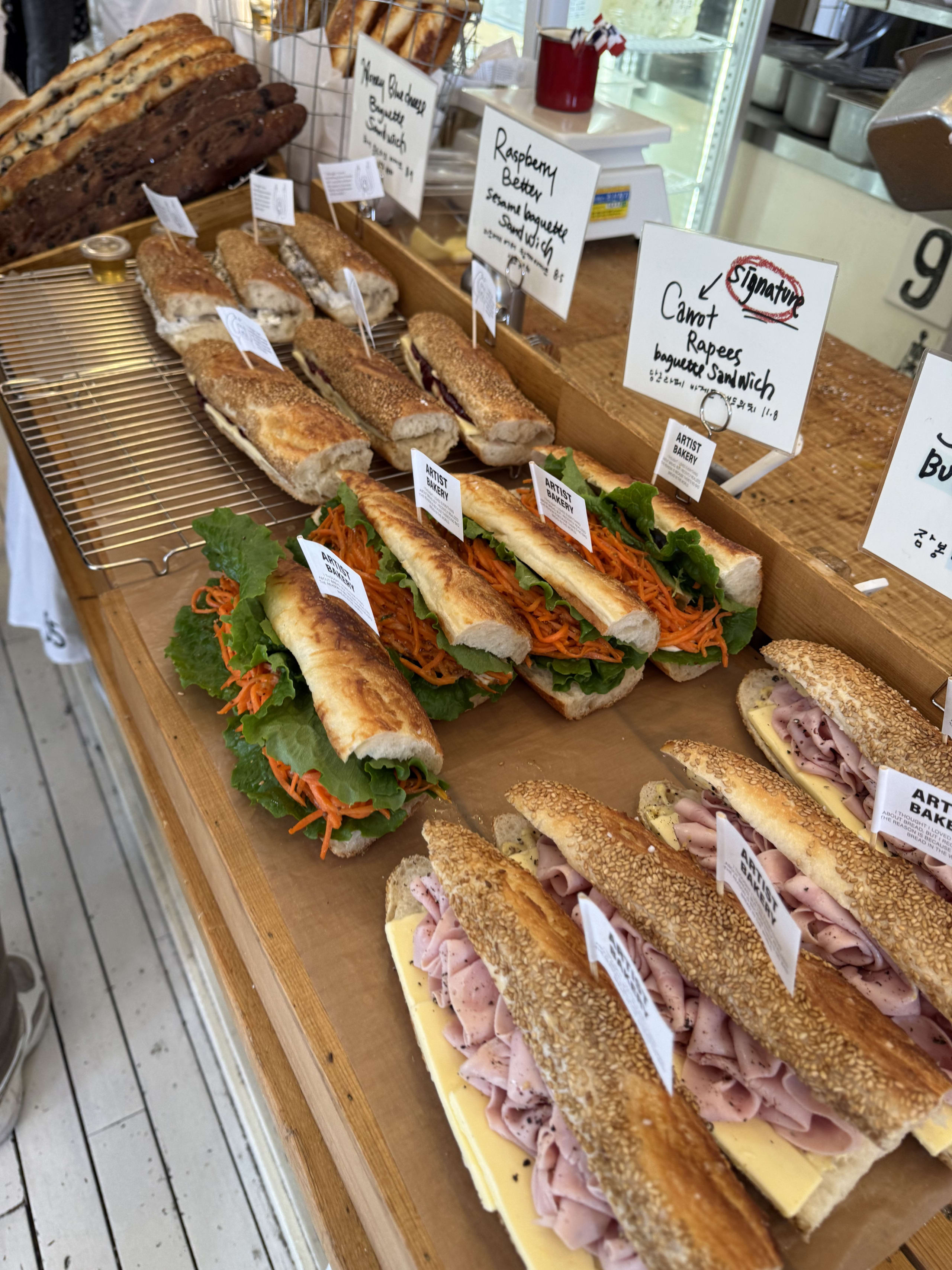 店頭に並ぶ具沢山のバゲットサンド
