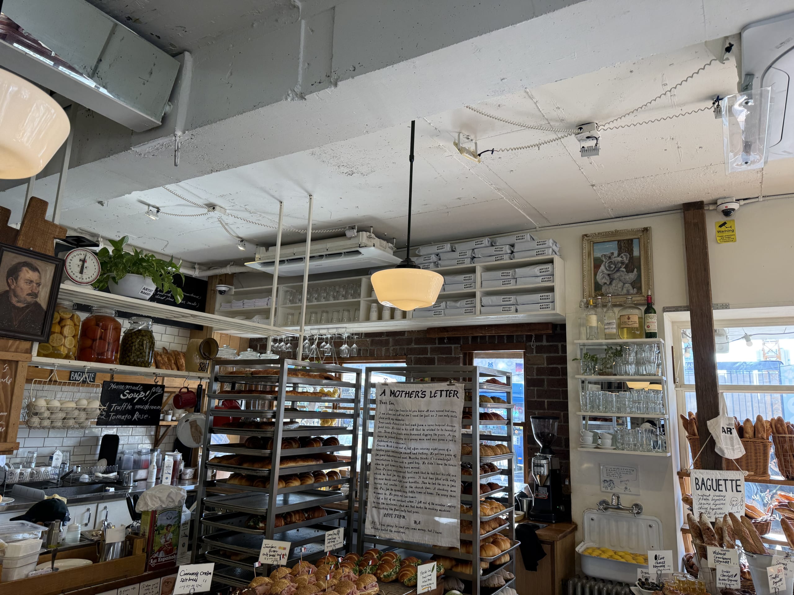 パンが並ぶArtist Bakeryの店内。