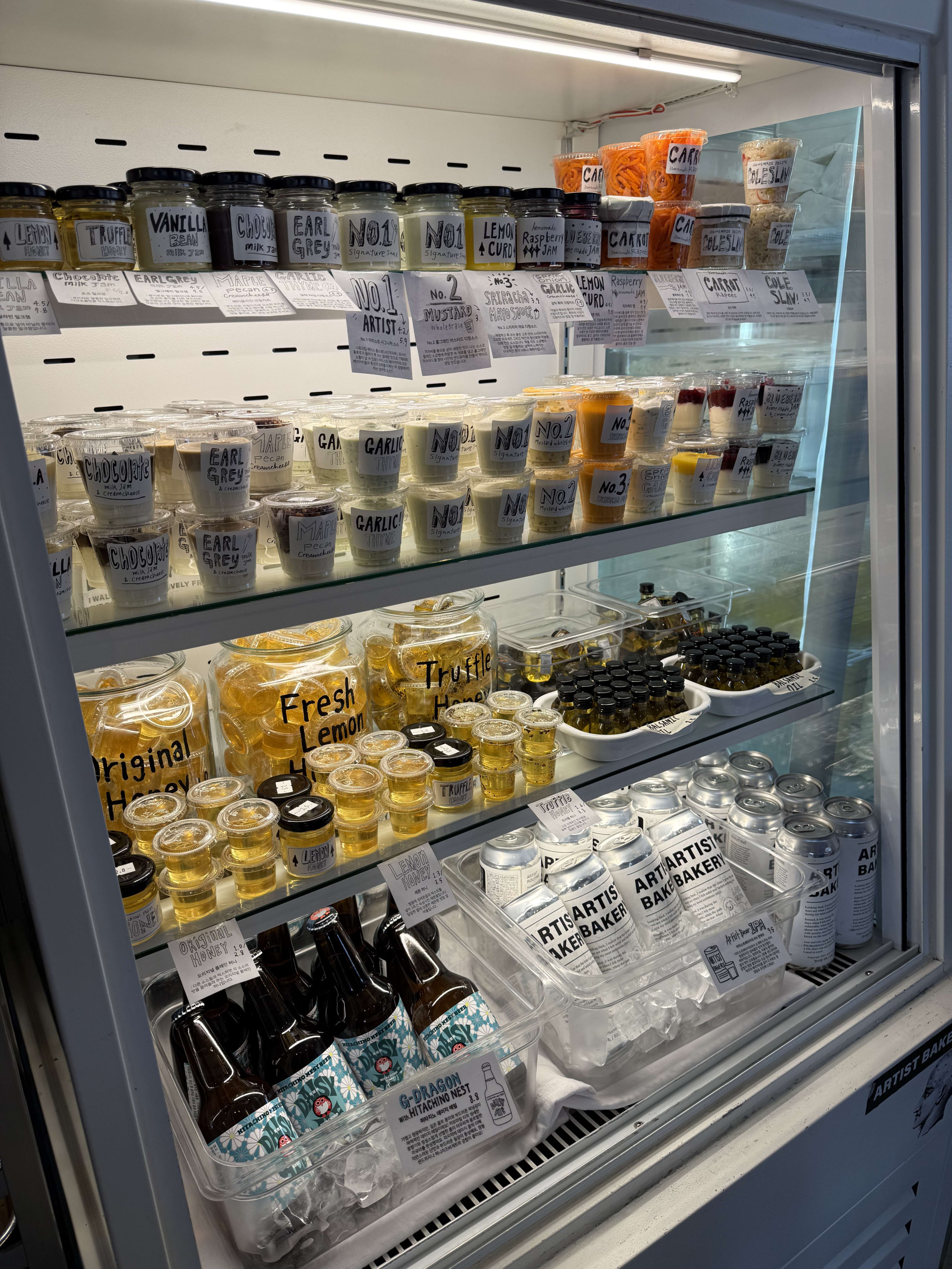 手書きラベルのディップやドリンクが並ぶ冷蔵ショーケース。