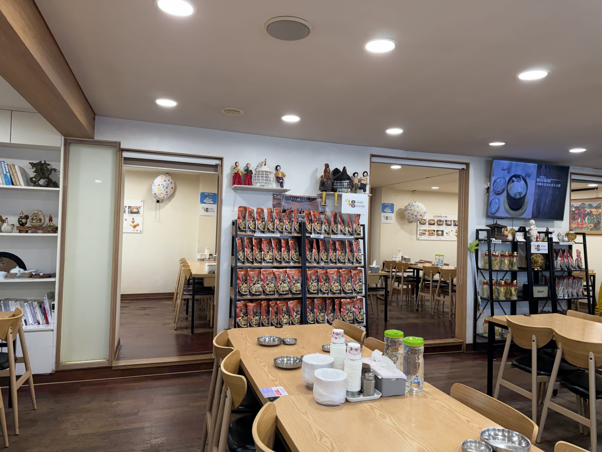 昼前の参鶏湯店の店内。木目調のテーブルや土産用パックが並ぶ。